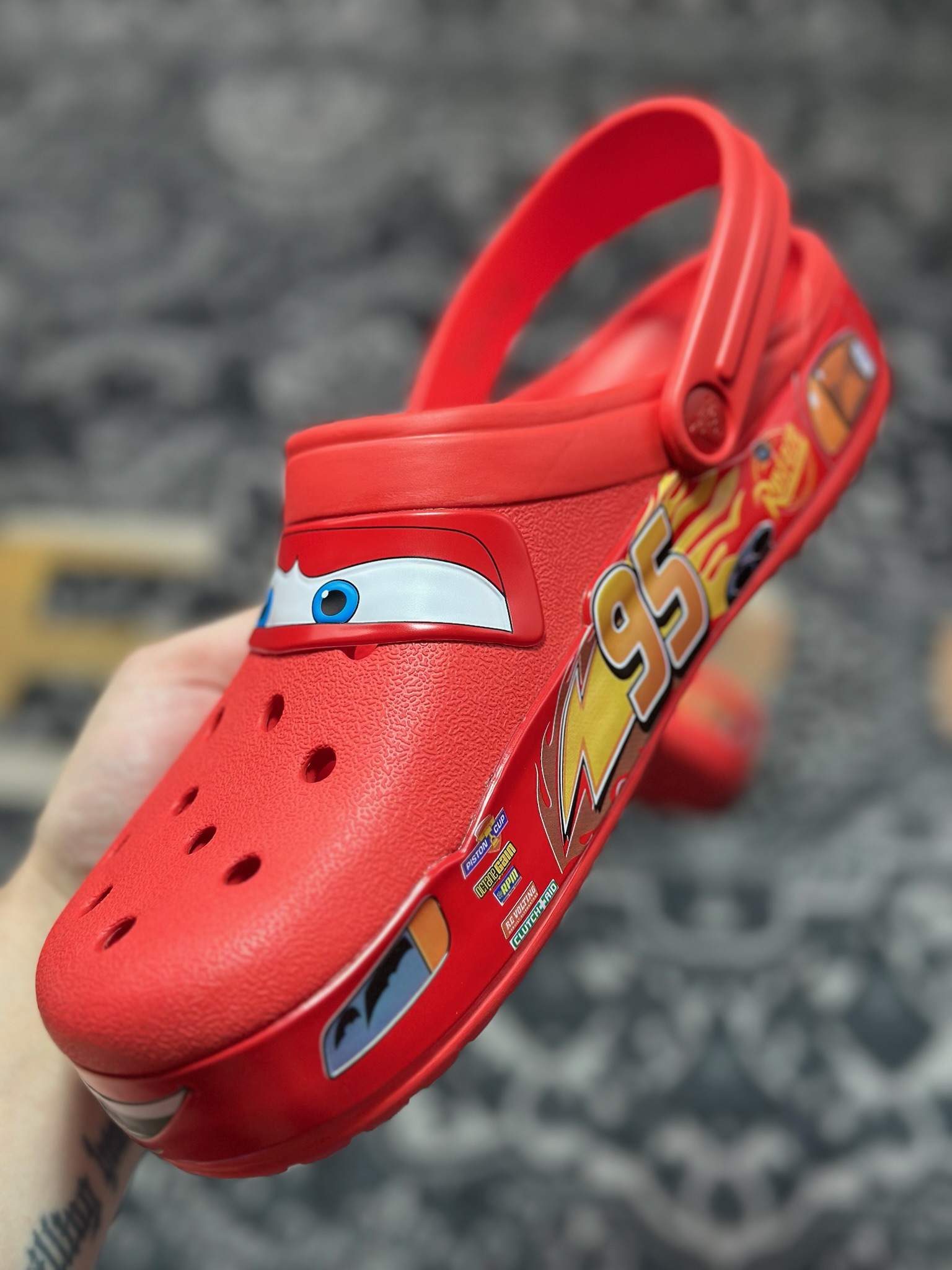 A1140 Crocs Classic Bayaband Clogs Sandals”Lightning McQueen”宽围条系列经典夏日沙滩室洞洞鞋凉拖鞋“联名大红闪电麦昆”205759-610