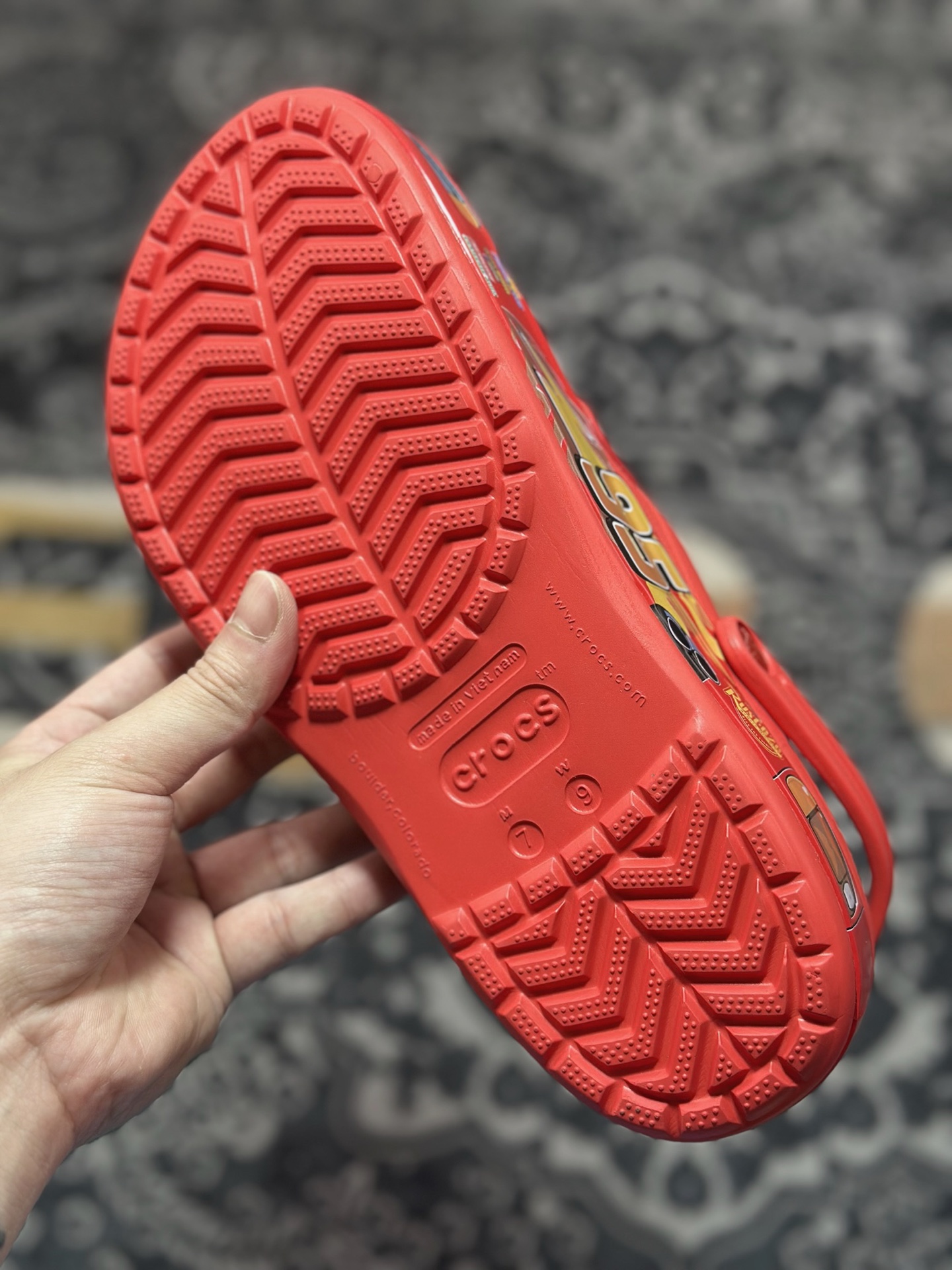 A1140 Crocs Classic Bayaband Clogs Sandals”Lightning McQueen”宽围条系列经典夏日沙滩室洞洞鞋凉拖鞋“联名大红闪电麦昆”205759-610