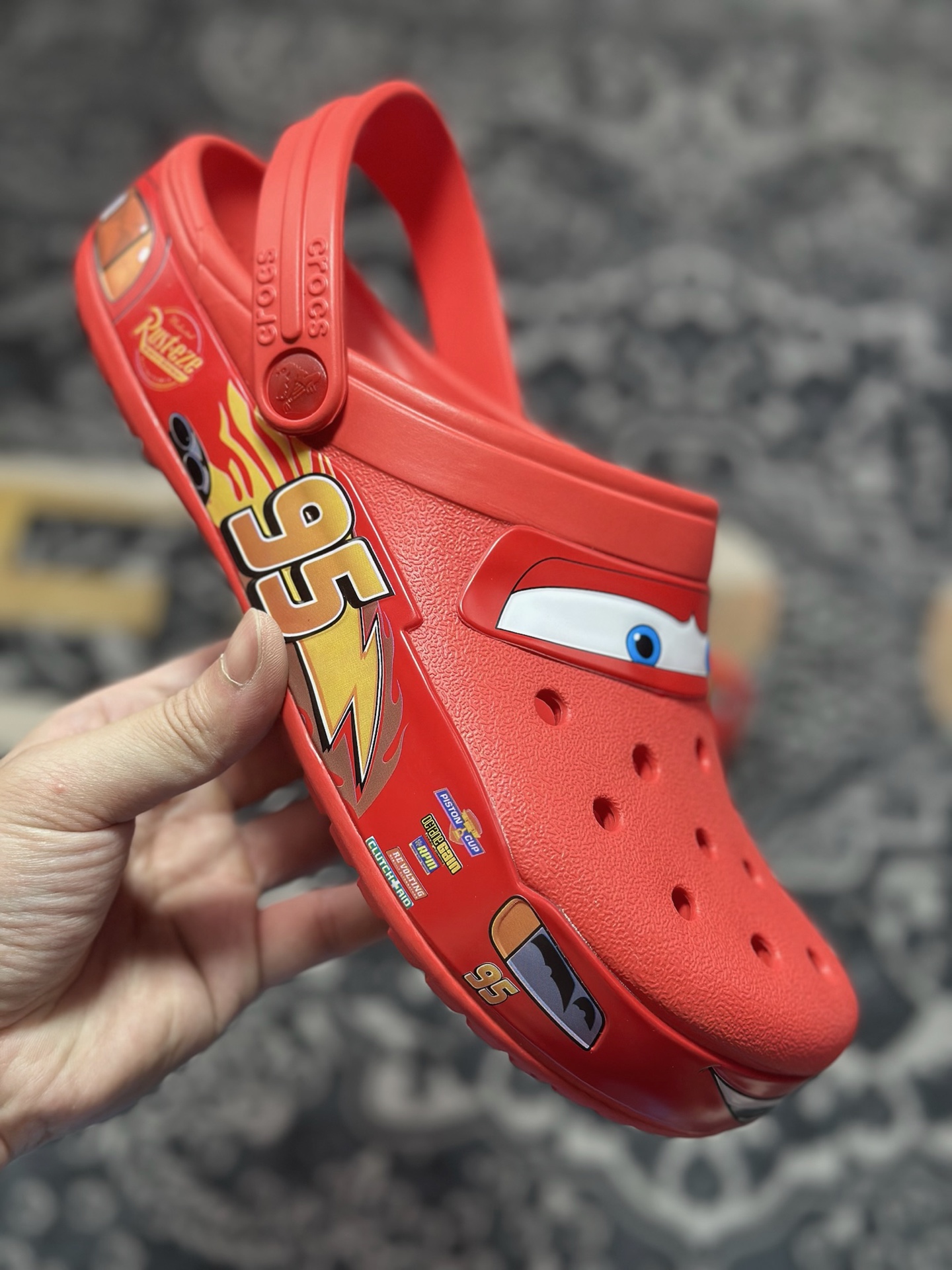 A1140 Crocs Classic Bayaband Clogs Sandals”Lightning McQueen”宽围条系列经典夏日沙滩室洞洞鞋凉拖鞋“联名大红闪电麦昆”205759-610