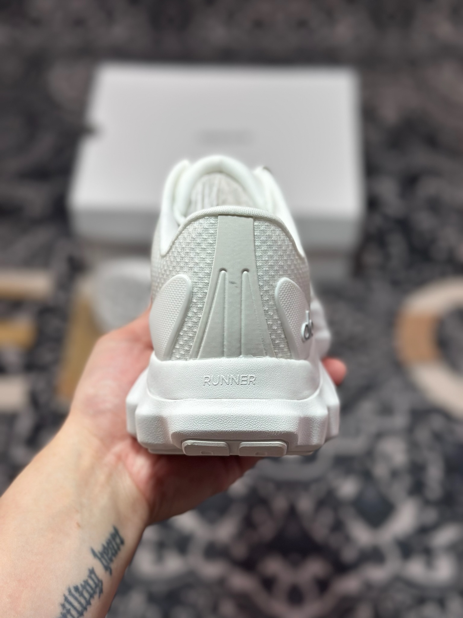 A9220 原装级别 Alo Runner 明星同款 四季常青款增高低帮休闲生活鞋 白色-Chinese UA Cheap High Quatity Brand Clothes Bags handbags Sneakers wholesale wholesaler seller from China Factory suppliers Fashion Clothing Shoes best Quality Beautiful Price A9220 原装级别 Alo Runner 明星同款 四季常青款增高低帮休闲生活鞋 白色