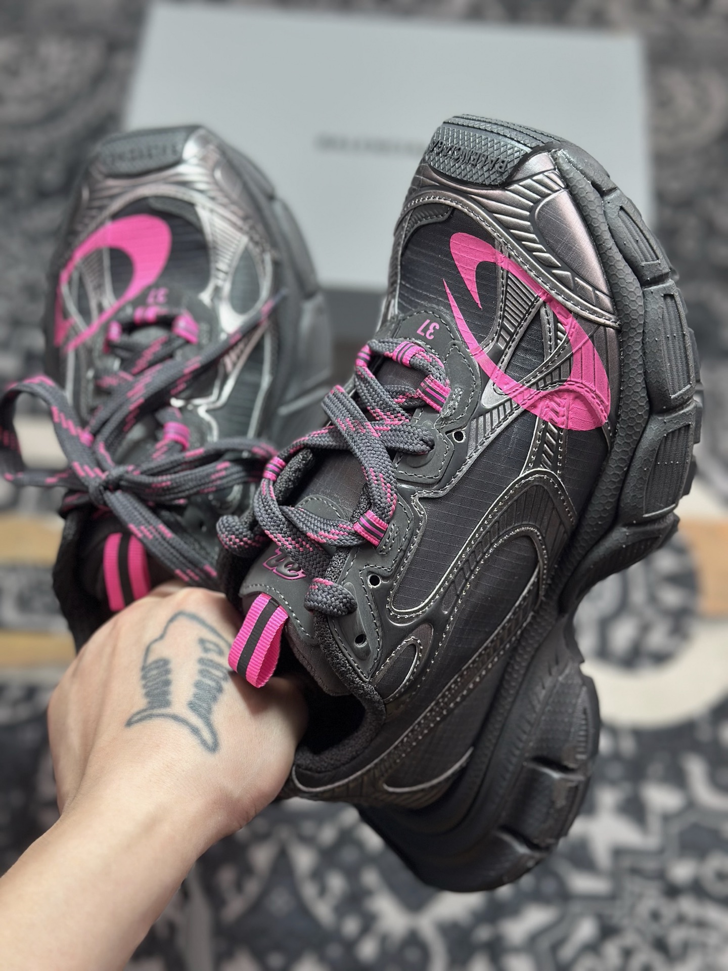 C2380 巴黎世家BALENCIAGA 3XL Sneakers 3+系列低帮复古阔型底姥爹风潮流百搭休闲慢跑鞋“透明网纱黑粉”734731 1150 3XL-Chinese UA Cheap High Quatity Brand Clothes Bags handbags Sneakers wholesale wholesaler seller from China Factory suppliers Fashion Clothing Shoes best Quality Beautiful Price C2380 巴黎世家BALENCIAGA 3XL Sneakers 3+系列低帮复古阔型底姥爹风潮流百搭休闲慢跑鞋“透明网纱黑粉”734731 1150 3XL