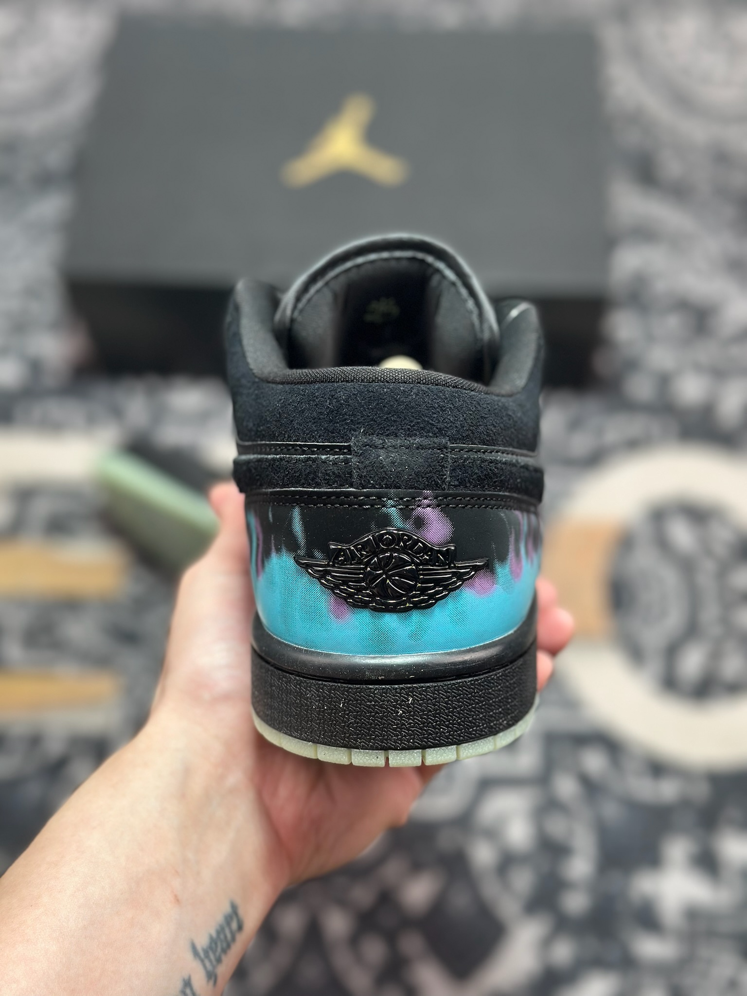 A6200 原装级别 定制球鞋 Jordan Air Jordan 1 夜幕之光 炫酷 恶魔之眼 百搭 防滑耐磨 低帮 复古篮球鞋 HQ3442-001-Chinese UA Cheap High Quatity Brand Clothes Bags handbags Sneakers wholesale wholesaler seller from China Factory suppliers Fashion Clothing Shoes best Quality Beautiful Price A6200 原装级别 定制球鞋 Jordan Air Jordan 1 夜幕之光 炫酷 恶魔之眼 百搭 防滑耐磨 低帮 复古篮球鞋 HQ3442-001