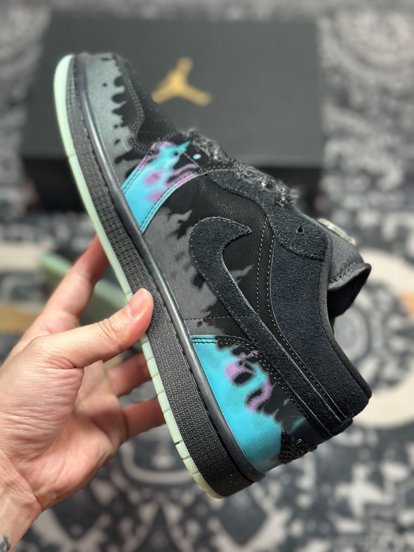 A6200 原装级别 定制球鞋 Jordan Air Jordan 1 夜幕之光 炫酷 恶魔之眼 百搭 防滑耐磨 低帮 复古篮球鞋 HQ3442-001-Chinese UA Cheap High Quatity Brand Clothes Bags handbags Sneakers wholesale wholesaler seller from China Factory suppliers Fashion Clothing Shoes best Quality Beautiful Price A6200 原装级别 定制球鞋 Jordan Air Jordan 1 夜幕之光 炫酷 恶魔之眼 百搭 防滑耐磨 低帮 复古篮球鞋 HQ3442-001