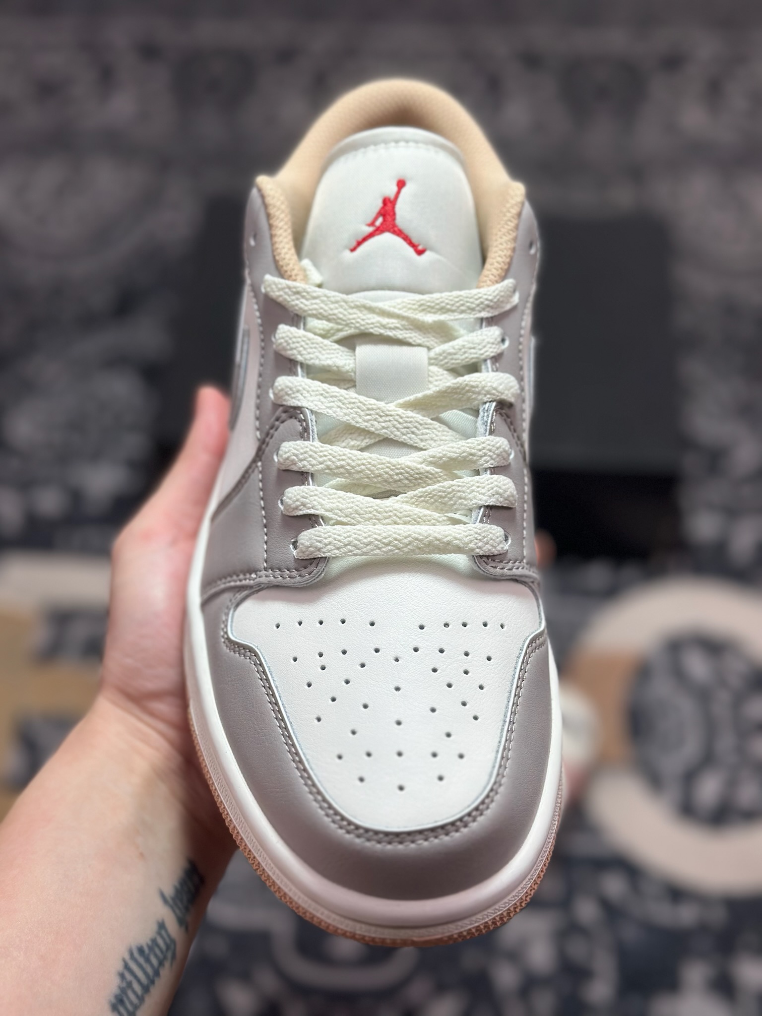 A6200 原装级别 Air Jordan 1 Low 米灰 AJ1乔1低帮休闲板鞋 553558-169-Chinese UA Cheap High Quatity Brand Clothes Bags handbags Sneakers wholesale wholesaler seller from China Factory suppliers Fashion Clothing Shoes best Quality Beautiful Price A6200 原装级别 Air Jordan 1 Low 米灰 AJ1乔1低帮休闲板鞋 553558-169