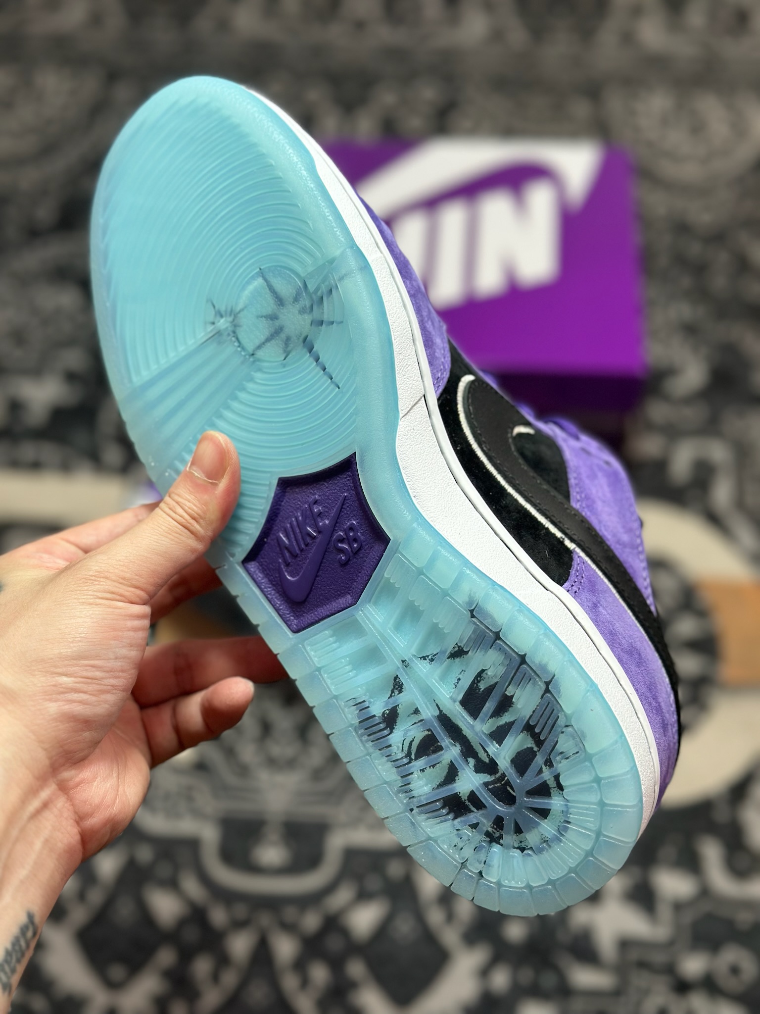 C2380 优选 原装级别 Hayley Wilson x Nike Dunk SB DUNK LOW PRO 紫黑白 HJ0513-500-Chinese UA Cheap High Quatity Brand Clothes Bags handbags Sneakers wholesale wholesaler seller from China Factory suppliers Fashion Clothing Shoes best Quality Beautiful Price C2380 优选 原装级别 Hayley Wilson x Nike Dunk SB DUNK LOW PRO 紫黑白 HJ0513-500