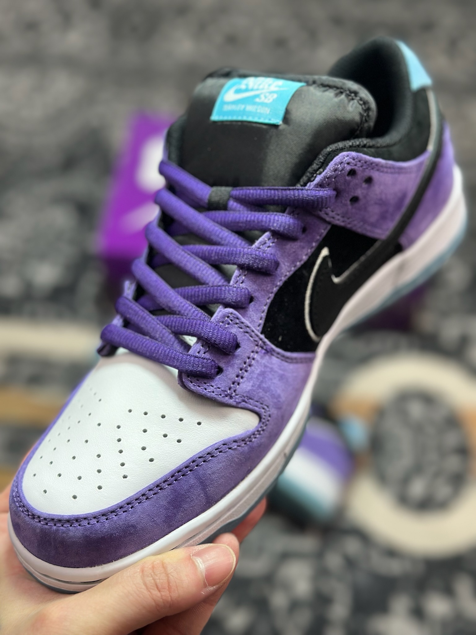 C2380 优选 原装级别 Hayley Wilson x Nike Dunk SB DUNK LOW PRO 紫黑白 HJ0513-500-Chinese UA Cheap High Quatity Brand Clothes Bags handbags Sneakers wholesale wholesaler seller from China Factory suppliers Fashion Clothing Shoes best Quality Beautiful Price C2380 优选 原装级别 Hayley Wilson x Nike Dunk SB DUNK LOW PRO 紫黑白 HJ0513-500