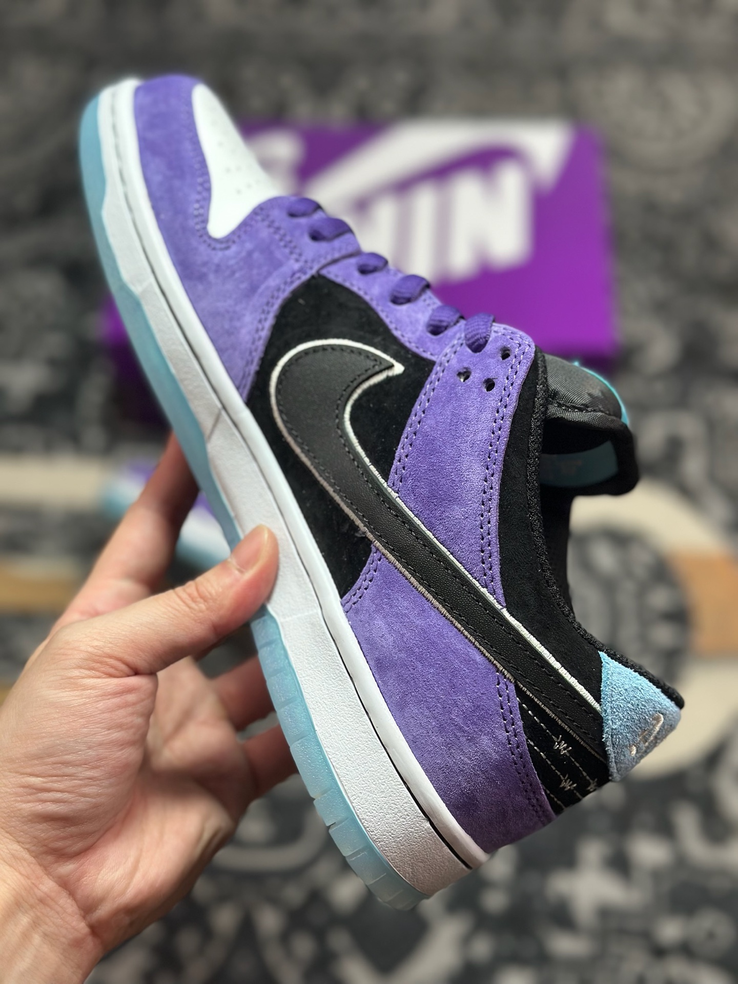 C2380 优选 原装级别 Hayley Wilson x Nike Dunk SB DUNK LOW PRO 紫黑白 HJ0513-500-Chinese UA Cheap High Quatity Brand Clothes Bags handbags Sneakers wholesale wholesaler seller from China Factory suppliers Fashion Clothing Shoes best Quality Beautiful Price C2380 优选 原装级别 Hayley Wilson x Nike Dunk SB DUNK LOW PRO 紫黑白 HJ0513-500