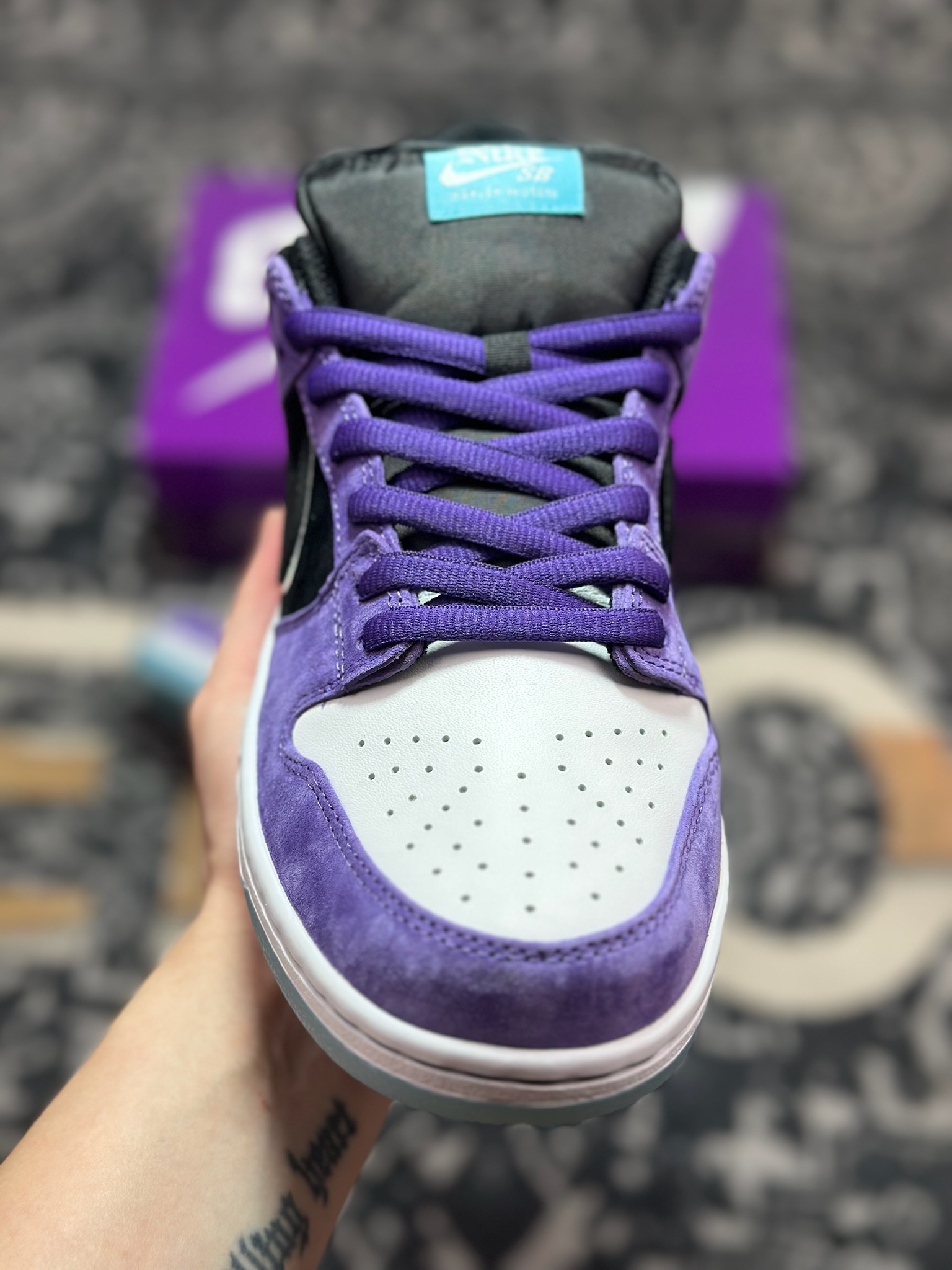 C2380 优选 原装级别 Hayley Wilson x Nike Dunk SB DUNK LOW PRO 紫黑白 HJ0513-500-Chinese UA Cheap High Quatity Brand Clothes Bags handbags Sneakers wholesale wholesaler seller from China Factory suppliers Fashion Clothing Shoes best Quality Beautiful Price C2380 优选 原装级别 Hayley Wilson x Nike Dunk SB DUNK LOW PRO 紫黑白 HJ0513-500