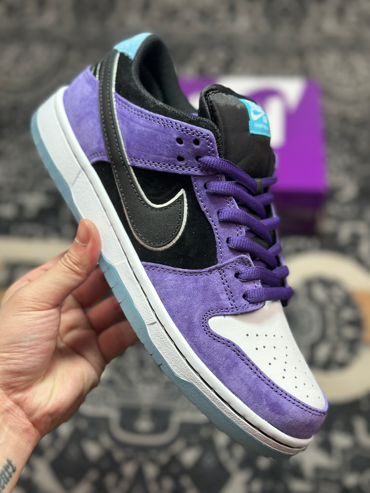 C2380 优选 原装级别 Hayley Wilson x Nike Dunk SB DUNK LOW PRO 紫黑白 HJ0513-500-Chinese UA Cheap High Quatity Brand Clothes Bags handbags Sneakers wholesale wholesaler seller from China Factory suppliers Fashion Clothing Shoes best Quality Beautiful Price C2380 优选 原装级别 Hayley Wilson x Nike Dunk SB DUNK LOW PRO 紫黑白 HJ0513-500