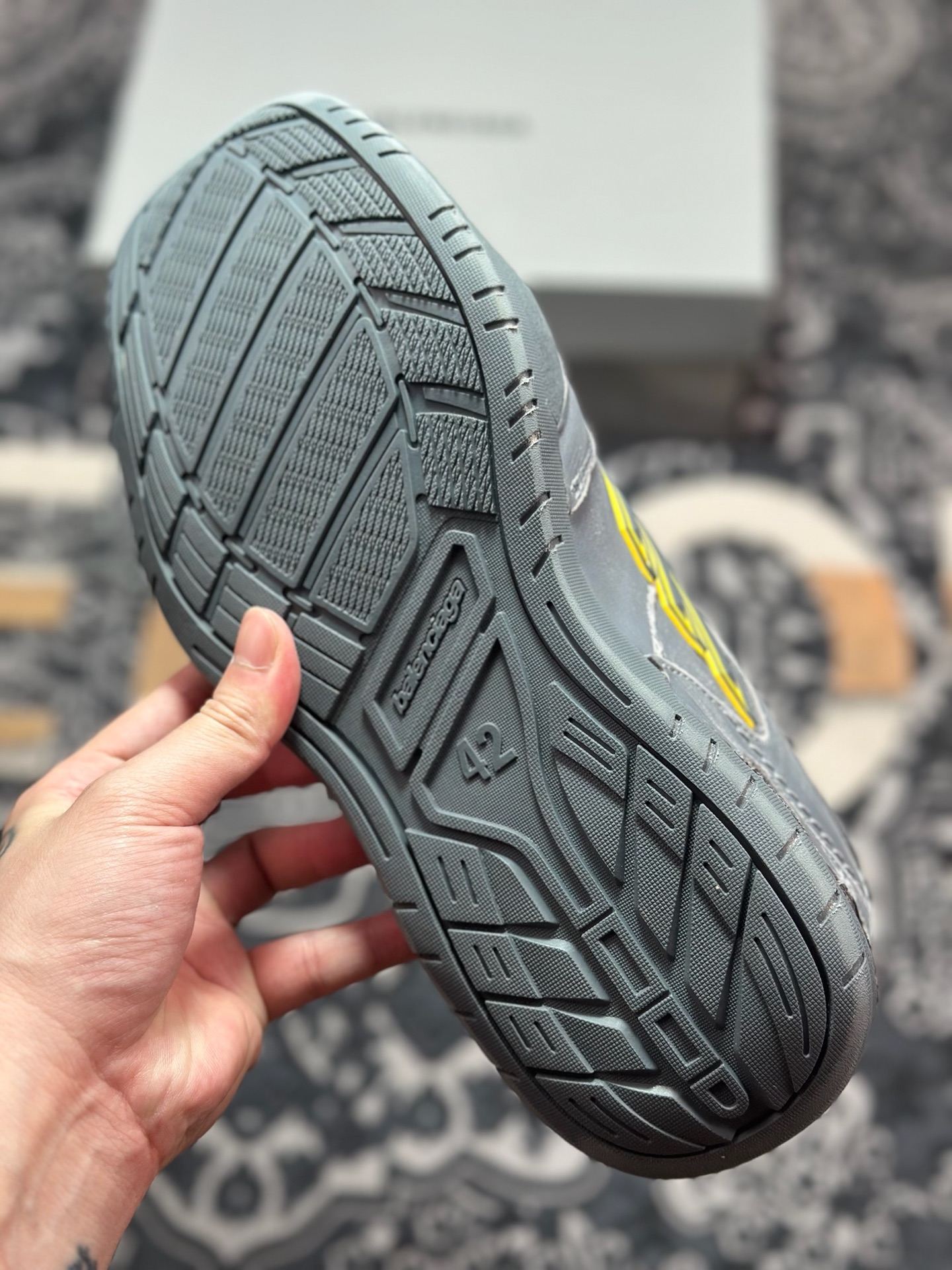 优选  Balenciaga 巴黎世家 Hamptons 手工做旧款 牛皮革 复古圆头系带低帮休闲鞋 841765 WCURB1000