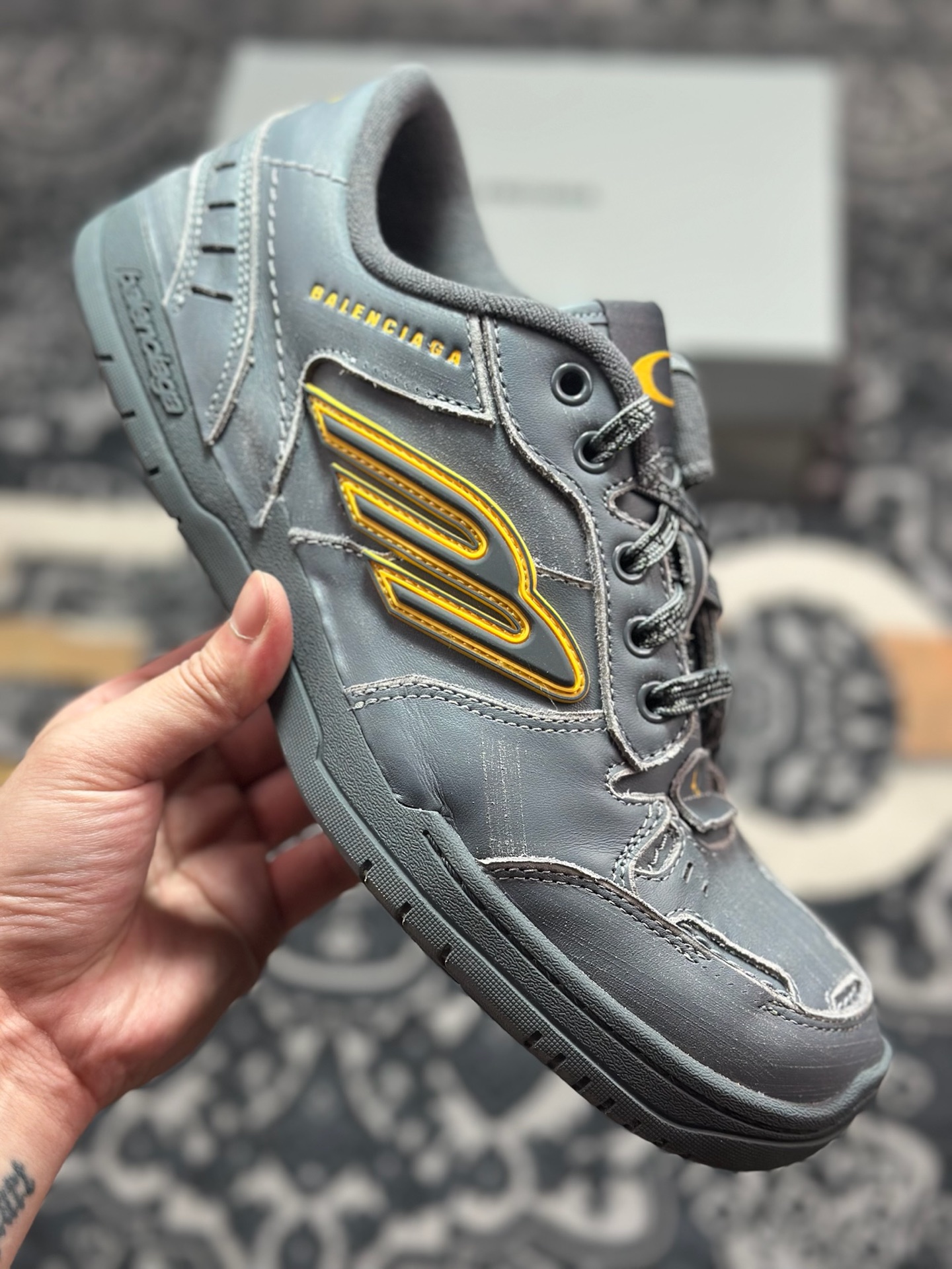 优选  Balenciaga 巴黎世家 Hamptons 手工做旧款 牛皮革 复古圆头系带低帮休闲鞋 841765 WCURB1000