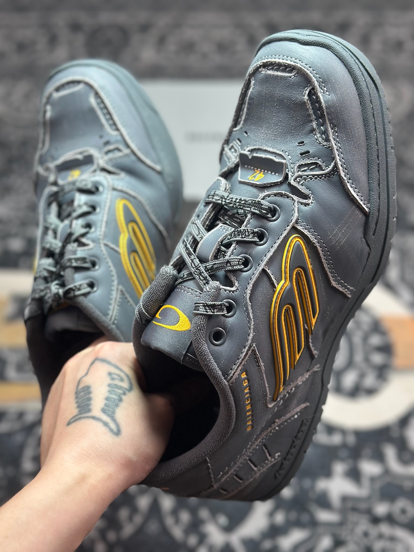 优选  Balenciaga 巴黎世家 Hamptons 手工做旧款 牛皮革 复古圆头系带低帮休闲鞋 841765 WCURB1000