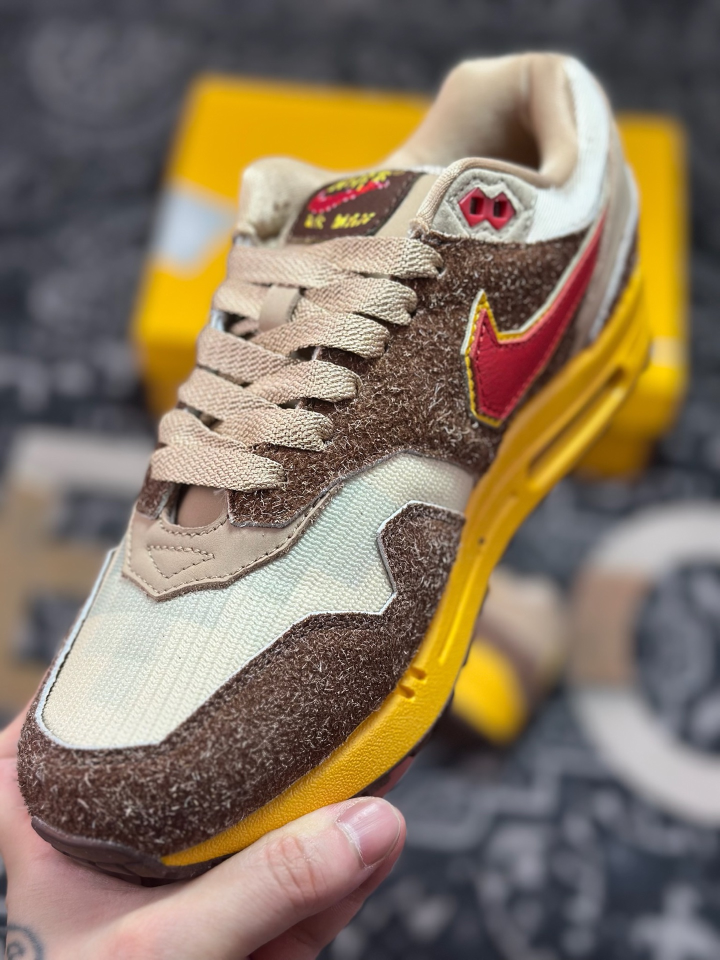 C940 优选 SWOOSH x NK Air Max 1 ”Big Head Origins” 毛绒棕香蕉黄像素钩 HV5776-200-Chinese UA Cheap High Quatity Brand Clothes Bags handbags Sneakers wholesale wholesaler seller from China Factory suppliers Fashion Clothing Shoes best Quality Beautiful Price C940 优选 SWOOSH x NK Air Max 1 ”Big Head Origins” 毛绒棕香蕉黄像素钩 HV5776-200