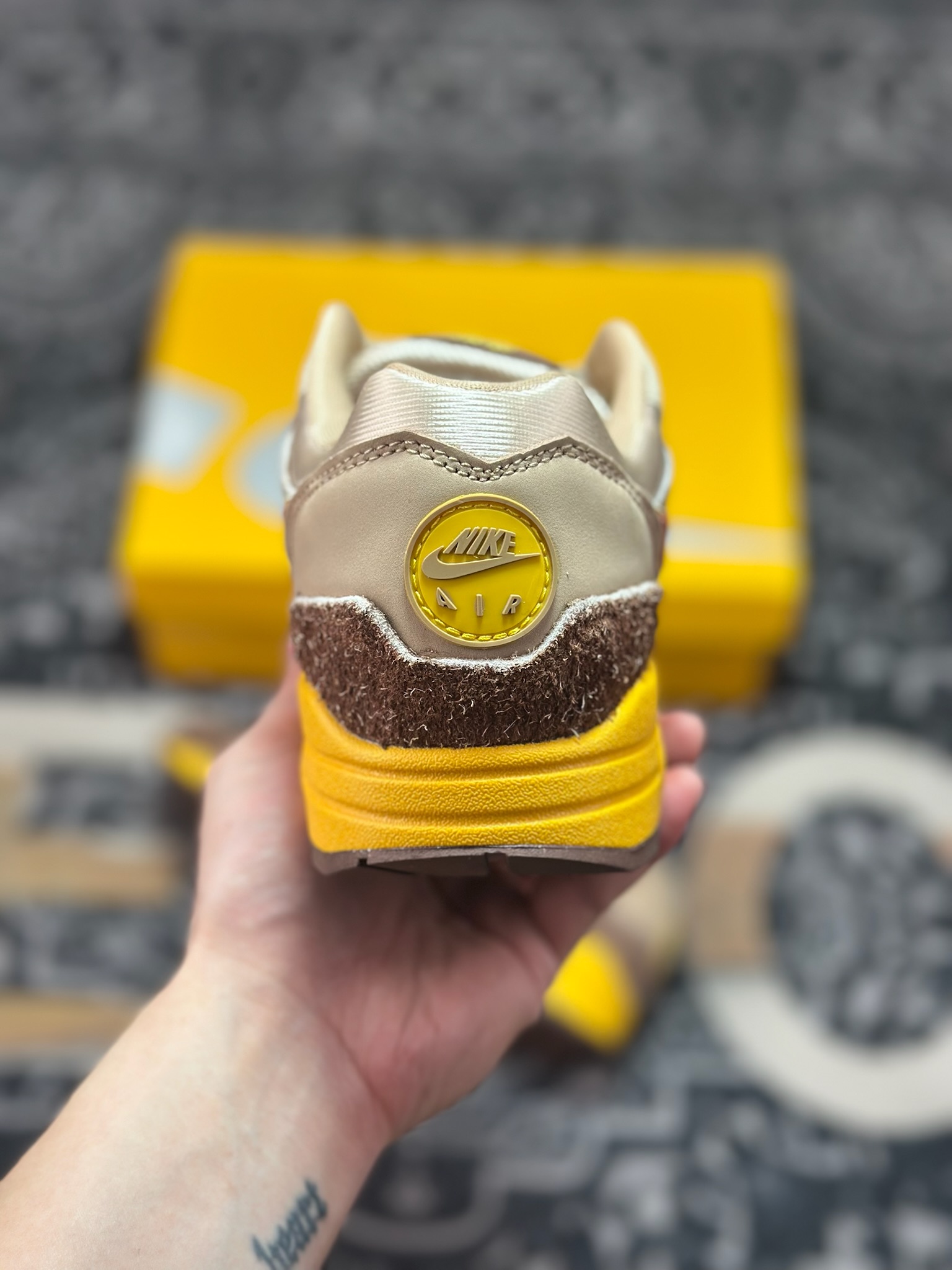 C940 优选 SWOOSH x NK Air Max 1 ”Big Head Origins” 毛绒棕香蕉黄像素钩 HV5776-200-Chinese UA Cheap High Quatity Brand Clothes Bags handbags Sneakers wholesale wholesaler seller from China Factory suppliers Fashion Clothing Shoes best Quality Beautiful Price C940 优选 SWOOSH x NK Air Max 1 ”Big Head Origins” 毛绒棕香蕉黄像素钩 HV5776-200