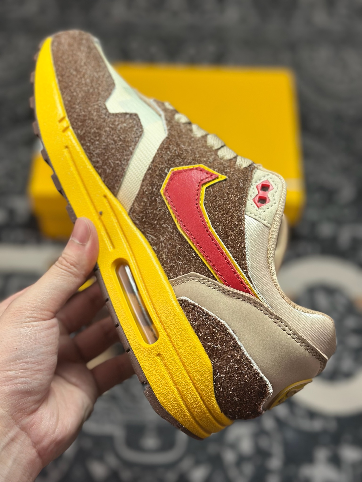C940 优选 SWOOSH x NK Air Max 1 ”Big Head Origins” 毛绒棕香蕉黄像素钩 HV5776-200-Chinese UA Cheap High Quatity Brand Clothes Bags handbags Sneakers wholesale wholesaler seller from China Factory suppliers Fashion Clothing Shoes best Quality Beautiful Price C940 优选 SWOOSH x NK Air Max 1 ”Big Head Origins” 毛绒棕香蕉黄像素钩 HV5776-200