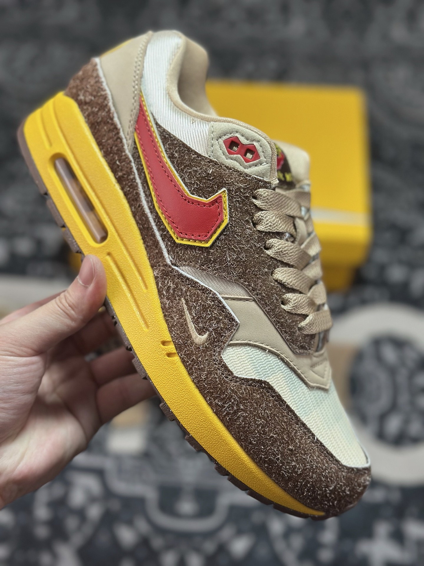 C940 优选 SWOOSH x NK Air Max 1 ”Big Head Origins” 毛绒棕香蕉黄像素钩 HV5776-200-Chinese UA Cheap High Quatity Brand Clothes Bags handbags Sneakers wholesale wholesaler seller from China Factory suppliers Fashion Clothing Shoes best Quality Beautiful Price C940 优选 SWOOSH x NK Air Max 1 ”Big Head Origins” 毛绒棕香蕉黄像素钩 HV5776-200