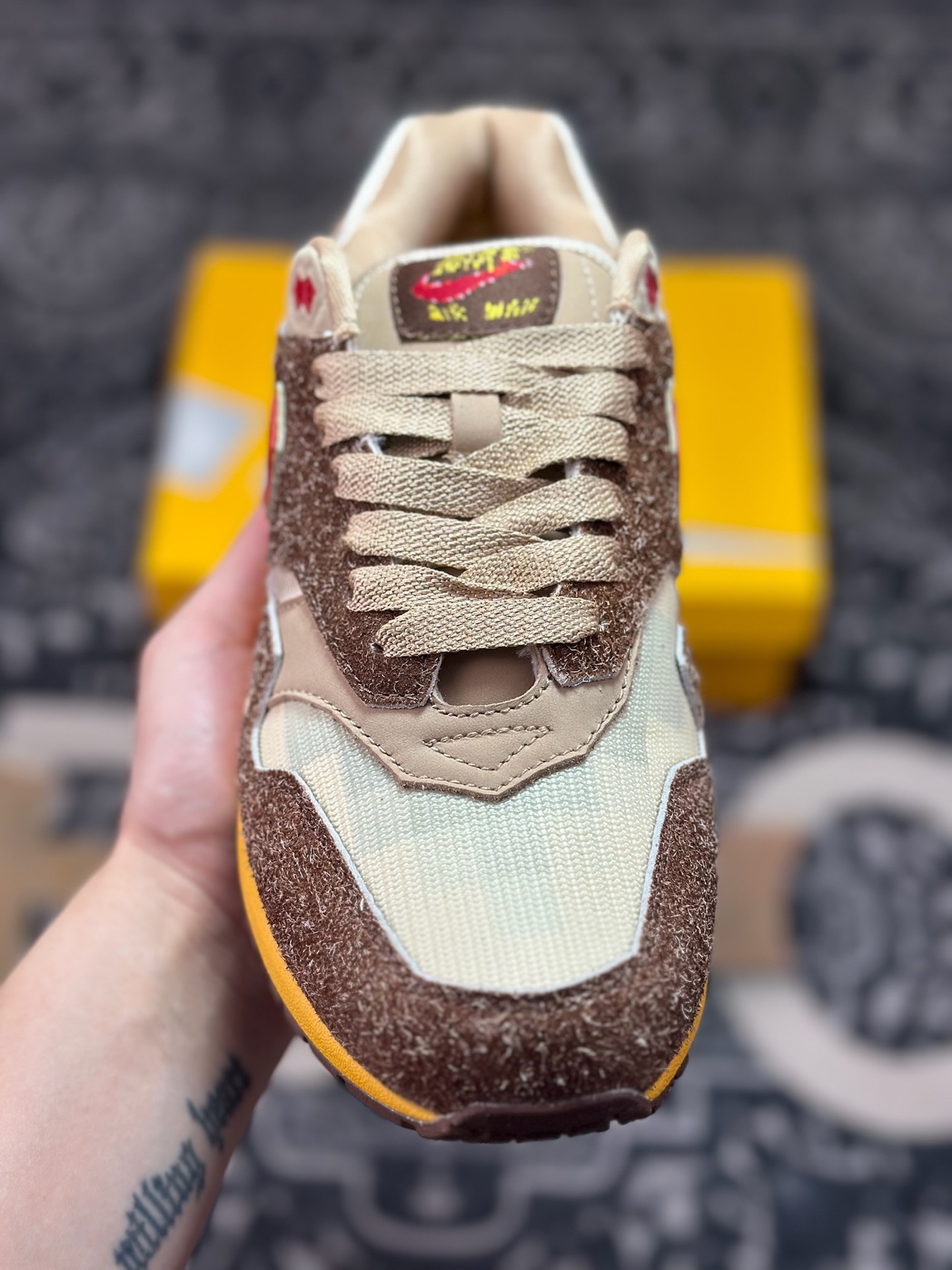 C940 优选 SWOOSH x NK Air Max 1 ”Big Head Origins” 毛绒棕香蕉黄像素钩 HV5776-200-Chinese UA Cheap High Quatity Brand Clothes Bags handbags Sneakers wholesale wholesaler seller from China Factory suppliers Fashion Clothing Shoes best Quality Beautiful Price C940 优选 SWOOSH x NK Air Max 1 ”Big Head Origins” 毛绒棕香蕉黄像素钩 HV5776-200