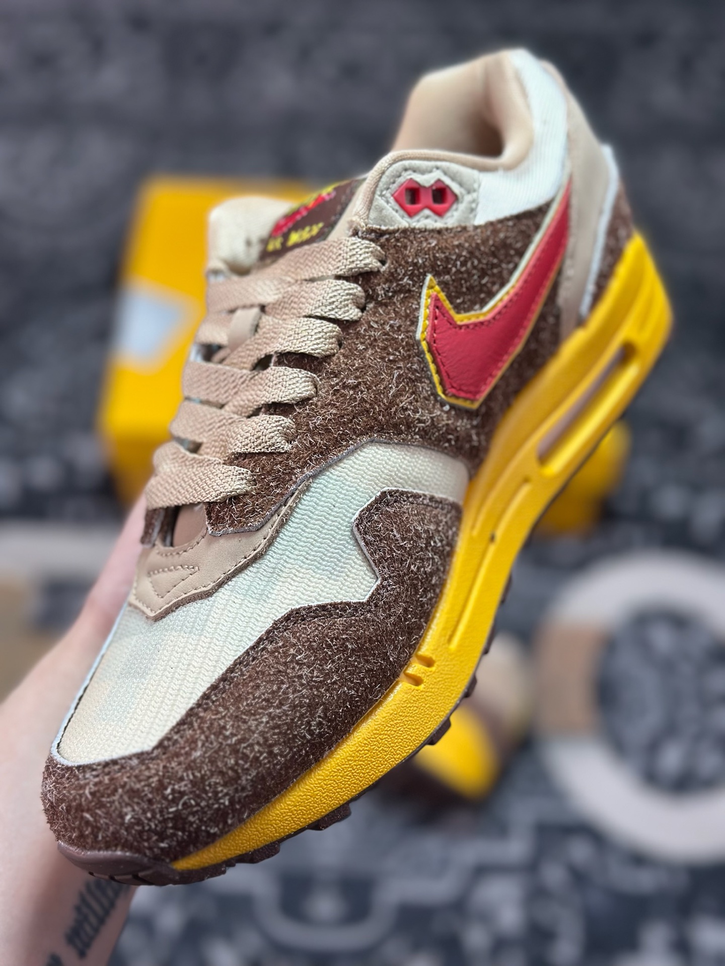 C940 优选 SWOOSH x NK Air Max 1 ”Big Head Origins” 毛绒棕香蕉黄像素钩 HV5776-200-Chinese UA Cheap High Quatity Brand Clothes Bags handbags Sneakers wholesale wholesaler seller from China Factory suppliers Fashion Clothing Shoes best Quality Beautiful Price C940 优选 SWOOSH x NK Air Max 1 ”Big Head Origins” 毛绒棕香蕉黄像素钩 HV5776-200