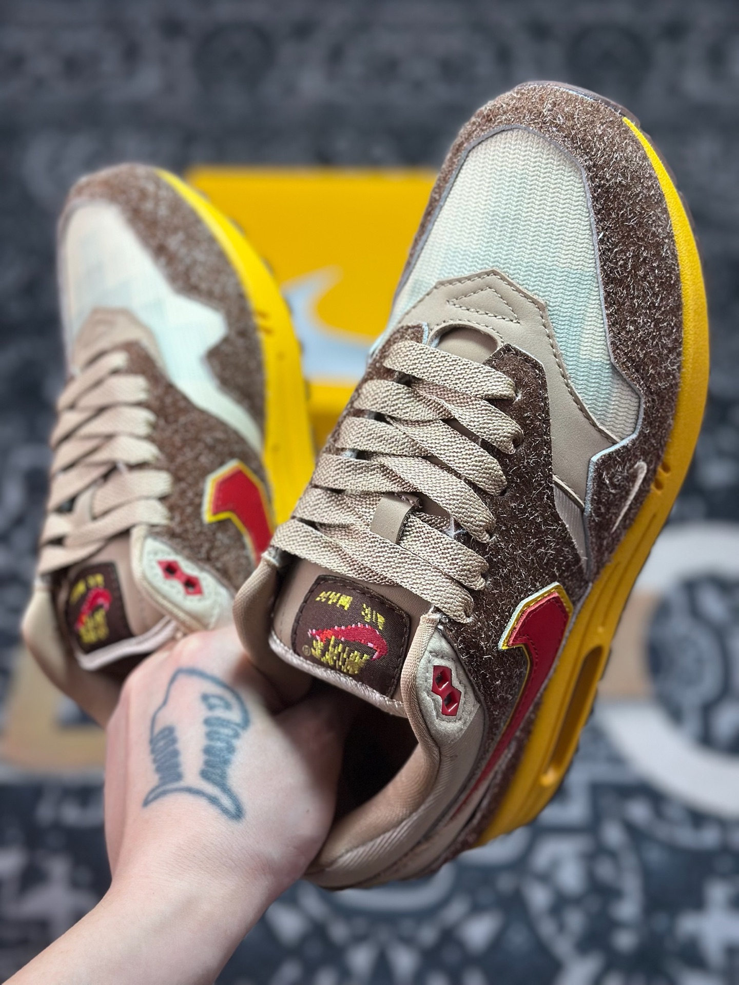 C940 优选 SWOOSH x NK Air Max 1 ”Big Head Origins” 毛绒棕香蕉黄像素钩 HV5776-200-Chinese UA Cheap High Quatity Brand Clothes Bags handbags Sneakers wholesale wholesaler seller from China Factory suppliers Fashion Clothing Shoes best Quality Beautiful Price C940 优选 SWOOSH x NK Air Max 1 ”Big Head Origins” 毛绒棕香蕉黄像素钩 HV5776-200