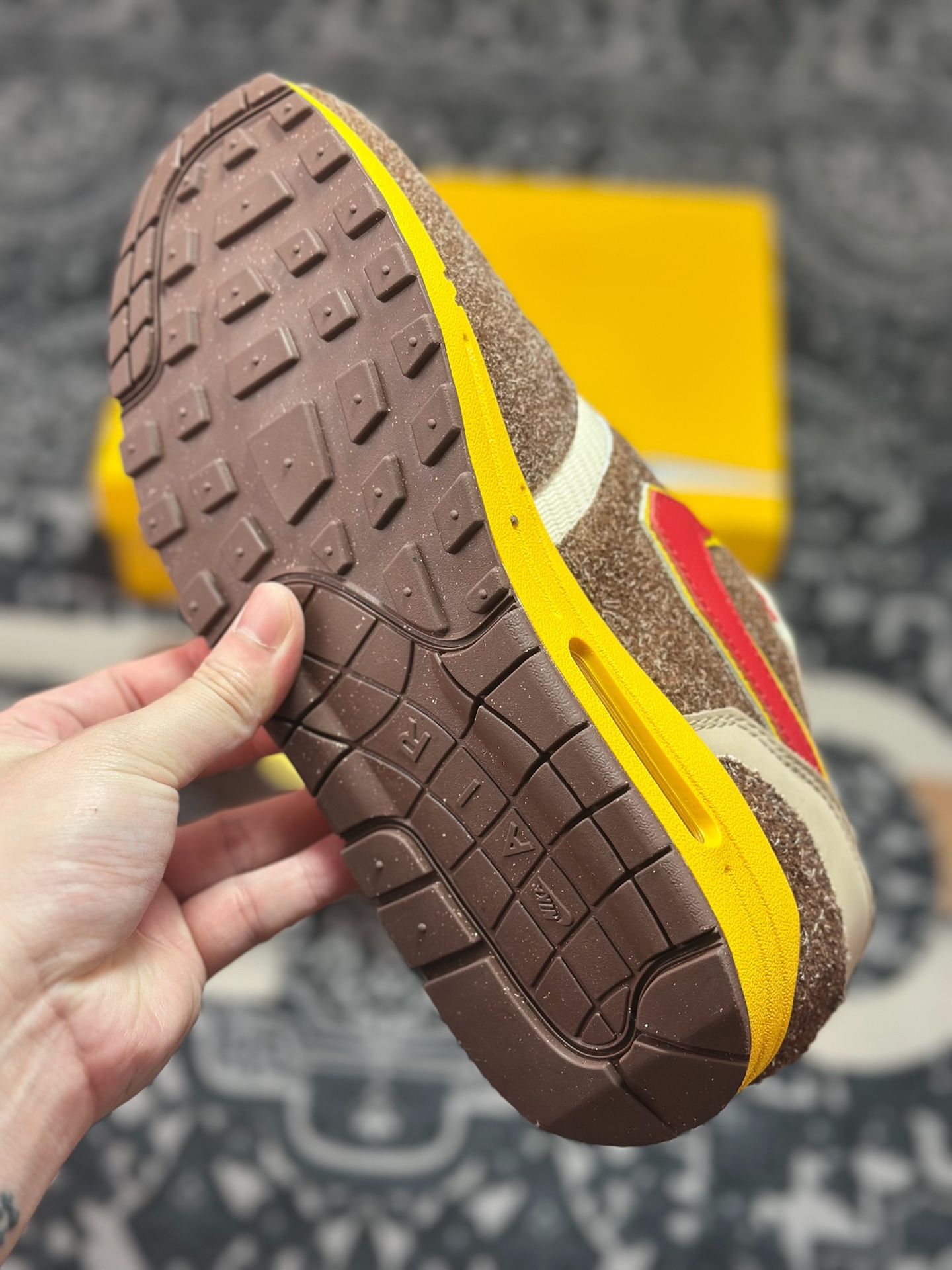 C940 优选 SWOOSH x NK Air Max 1 ”Big Head Origins” 毛绒棕香蕉黄像素钩 HV5776-200-Chinese UA Cheap High Quatity Brand Clothes Bags handbags Sneakers wholesale wholesaler seller from China Factory suppliers Fashion Clothing Shoes best Quality Beautiful Price C940 优选 SWOOSH x NK Air Max 1 ”Big Head Origins” 毛绒棕香蕉黄像素钩 HV5776-200