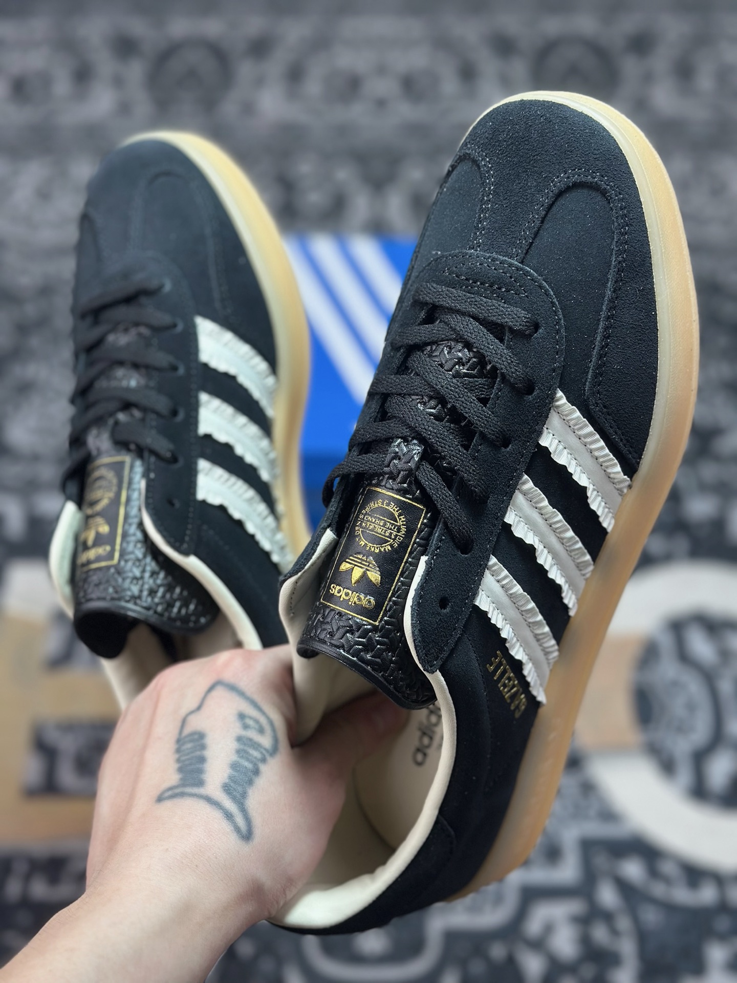 A410 AD Gazelle Indoor Trainers 羚羊内训系列低帮复古百搭休闲运动德训风板鞋 JS1412-Chinese UA Cheap High Quatity Brand Clothes Bags handbags Sneakers wholesale wholesaler seller from China Factory suppliers Fashion Clothing Shoes best Quality Beautiful Price A410 AD Gazelle Indoor Trainers 羚羊内训系列低帮复古百搭休闲运动德训风板鞋 JS1412