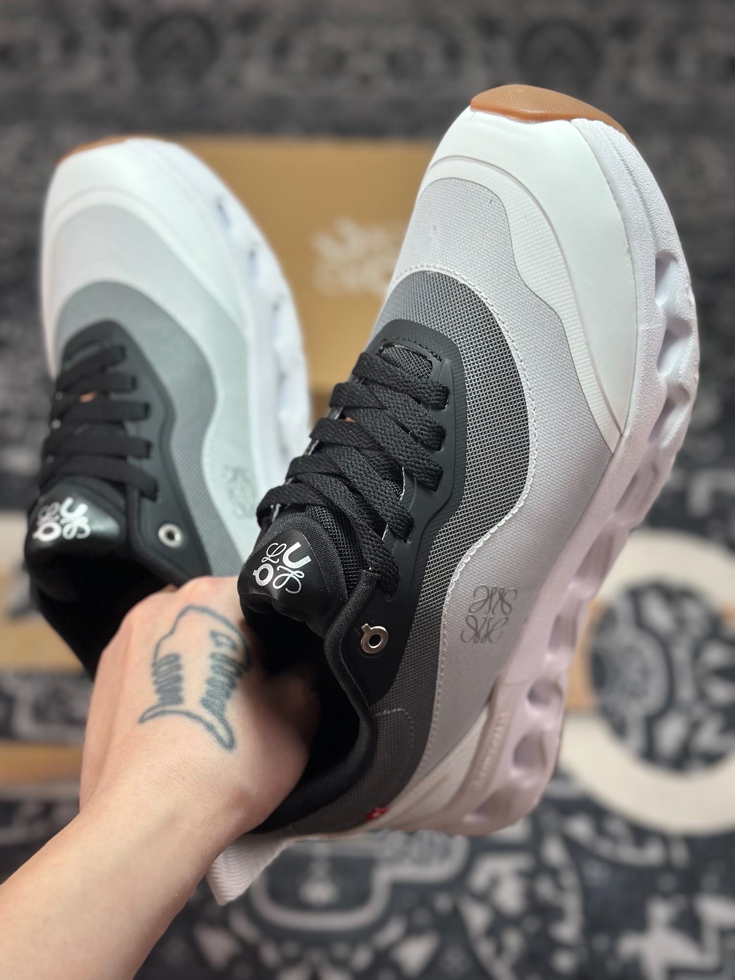 A620 Loewe x ON 罗意威联名昂跑 Cloudtilt 系列-Chinese UA Cheap High Quatity Brand Clothes Bags handbags Sneakers wholesale wholesaler seller from China Factory suppliers Fashion Clothing Shoes best Quality Beautiful Price A620 Loewe x ON 罗意威联名昂跑 Cloudtilt 系列