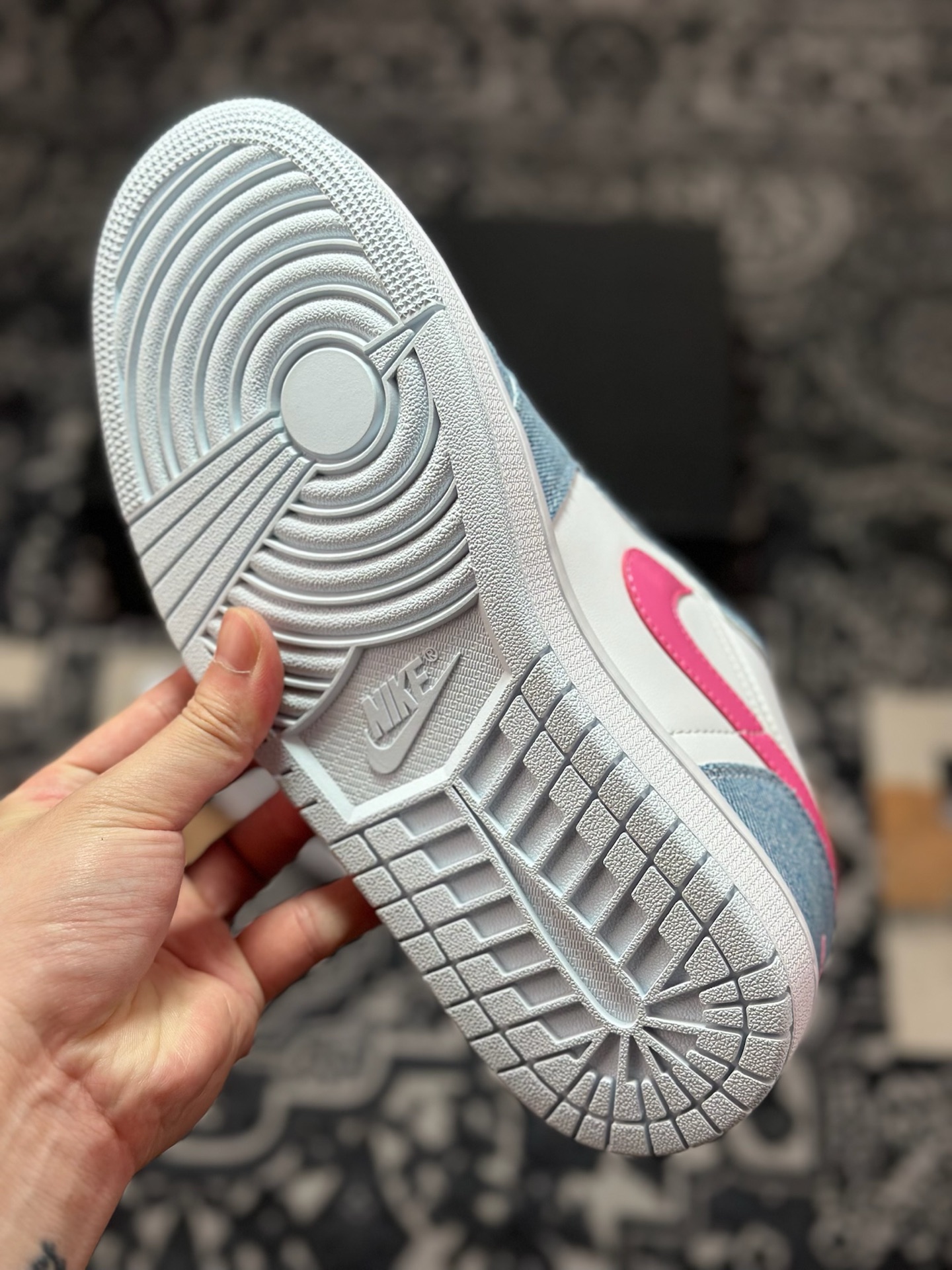 A620  元宵Air Jordan 1 Low 牛仔蓝粉钻钩  HQ2001-400-Chinese  UA Cheap High Quatity Brand  Clothes Bags handbags Sneakers wholesale wholesaler seller from China Factory suppliers Fashion Clothing  Shoes best Quality Beautiful Price  A620  元宵Air Jordan 1 Low 牛仔蓝粉钻钩  HQ2001-400