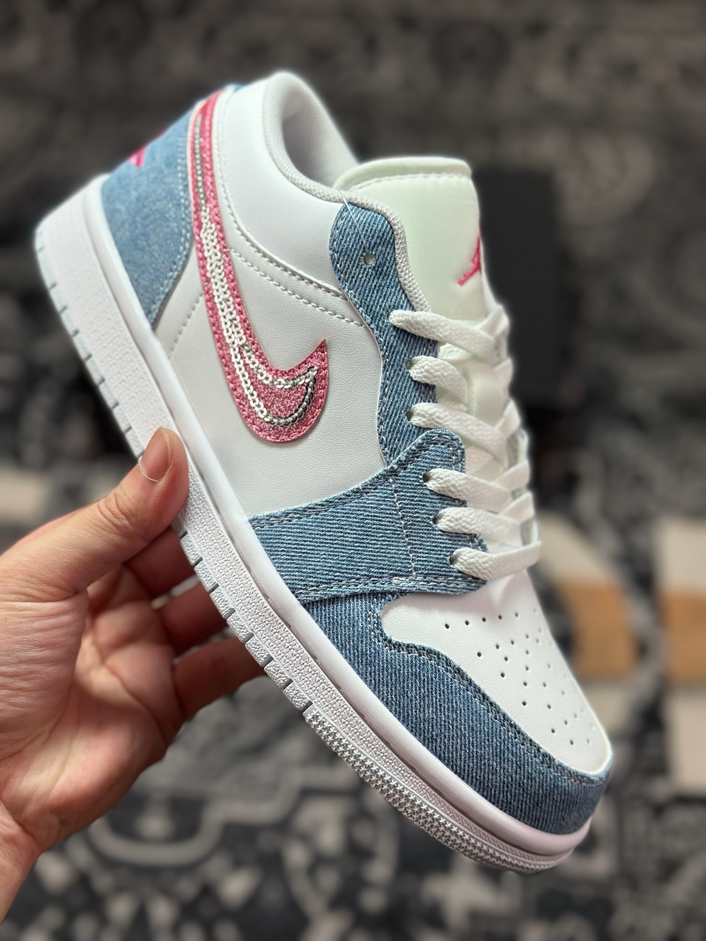 A620  元宵Air Jordan 1 Low 牛仔蓝粉钻钩  HQ2001-400-Chinese  UA Cheap High Quatity Brand  Clothes Bags handbags Sneakers wholesale wholesaler seller from China Factory suppliers Fashion Clothing  Shoes best Quality Beautiful Price  A620  元宵Air Jordan 1 Low 牛仔蓝粉钻钩  HQ2001-400