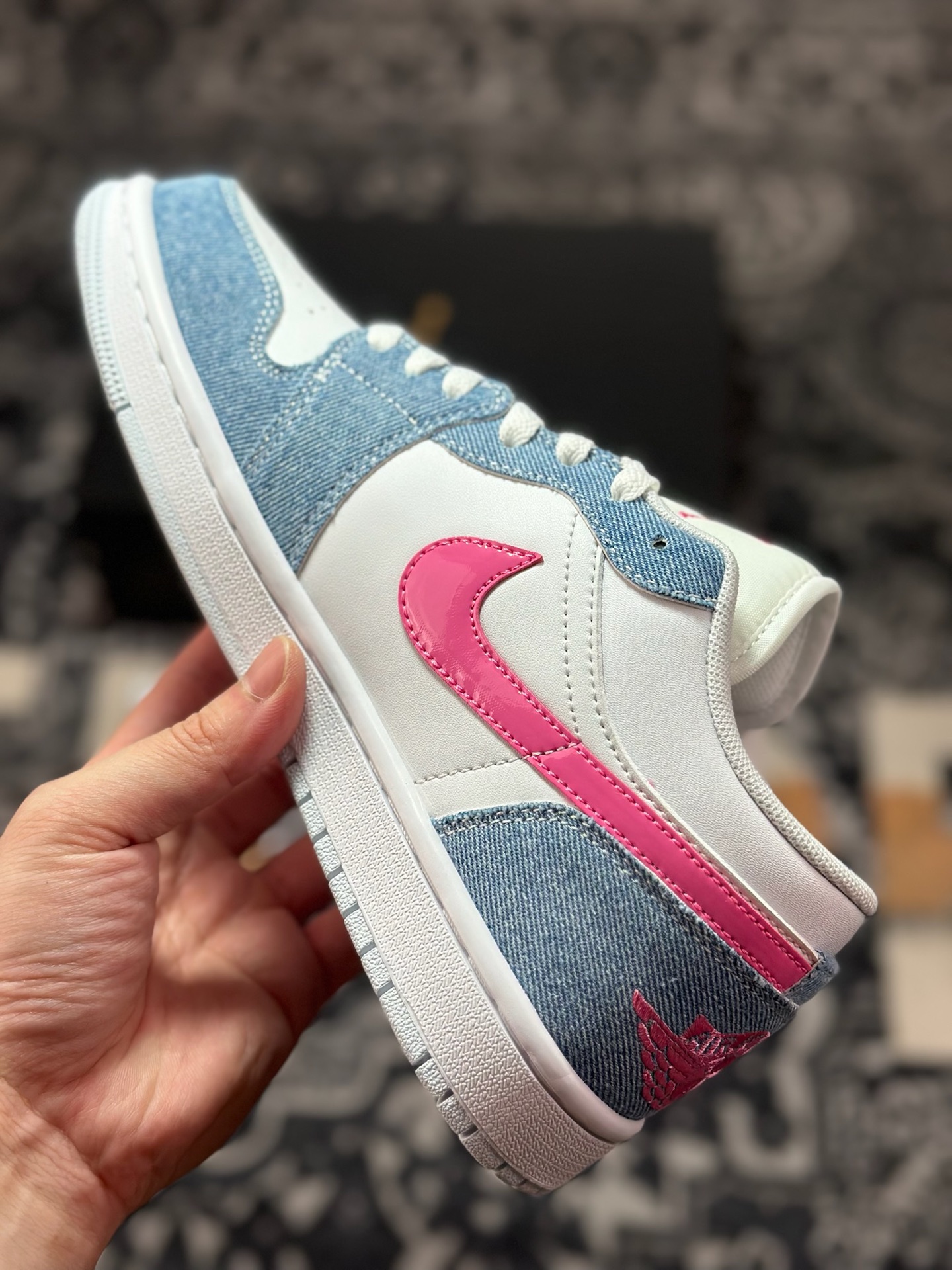 A620  元宵Air Jordan 1 Low 牛仔蓝粉钻钩  HQ2001-400-Chinese  UA Cheap High Quatity Brand  Clothes Bags handbags Sneakers wholesale wholesaler seller from China Factory suppliers Fashion Clothing  Shoes best Quality Beautiful Price  A620  元宵Air Jordan 1 Low 牛仔蓝粉钻钩  HQ2001-400