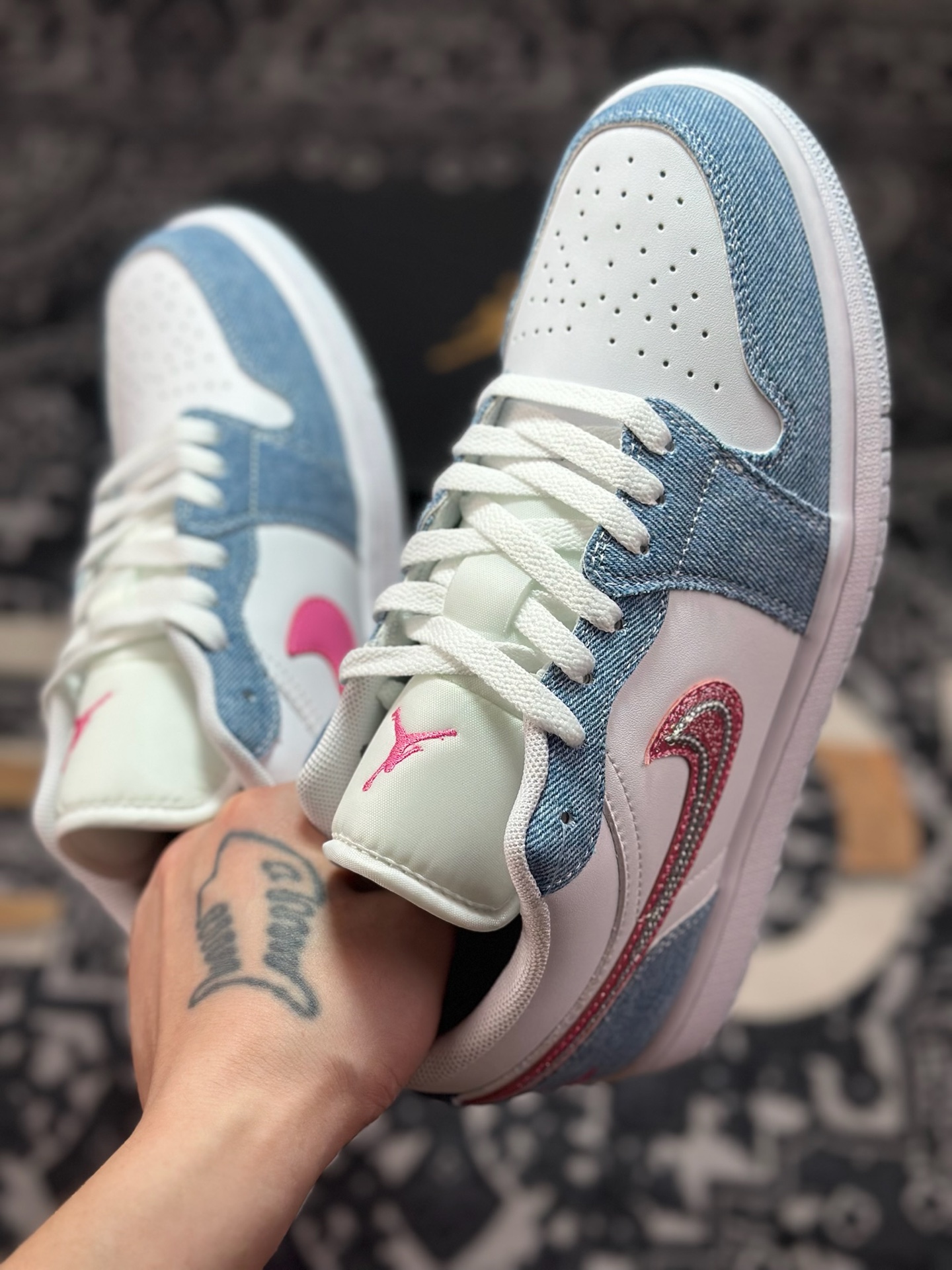 A620  元宵Air Jordan 1 Low 牛仔蓝粉钻钩  HQ2001-400-Chinese  UA Cheap High Quatity Brand  Clothes Bags handbags Sneakers wholesale wholesaler seller from China Factory suppliers Fashion Clothing  Shoes best Quality Beautiful Price  A620  元宵Air Jordan 1 Low 牛仔蓝粉钻钩  HQ2001-400