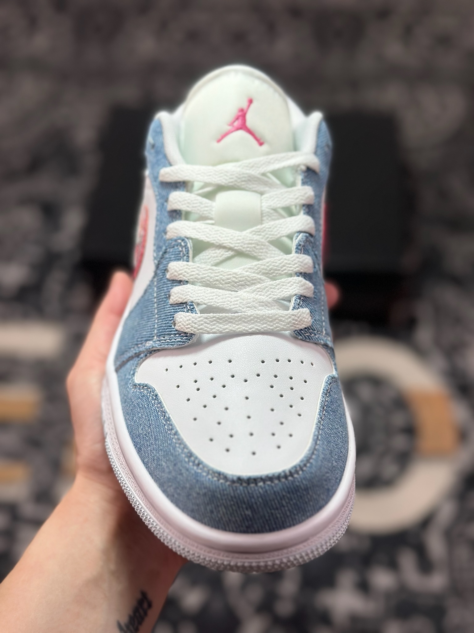 A620  元宵Air Jordan 1 Low 牛仔蓝粉钻钩  HQ2001-400-Chinese  UA Cheap High Quatity Brand  Clothes Bags handbags Sneakers wholesale wholesaler seller from China Factory suppliers Fashion Clothing  Shoes best Quality Beautiful Price  A620  元宵Air Jordan 1 Low 牛仔蓝粉钻钩  HQ2001-400
