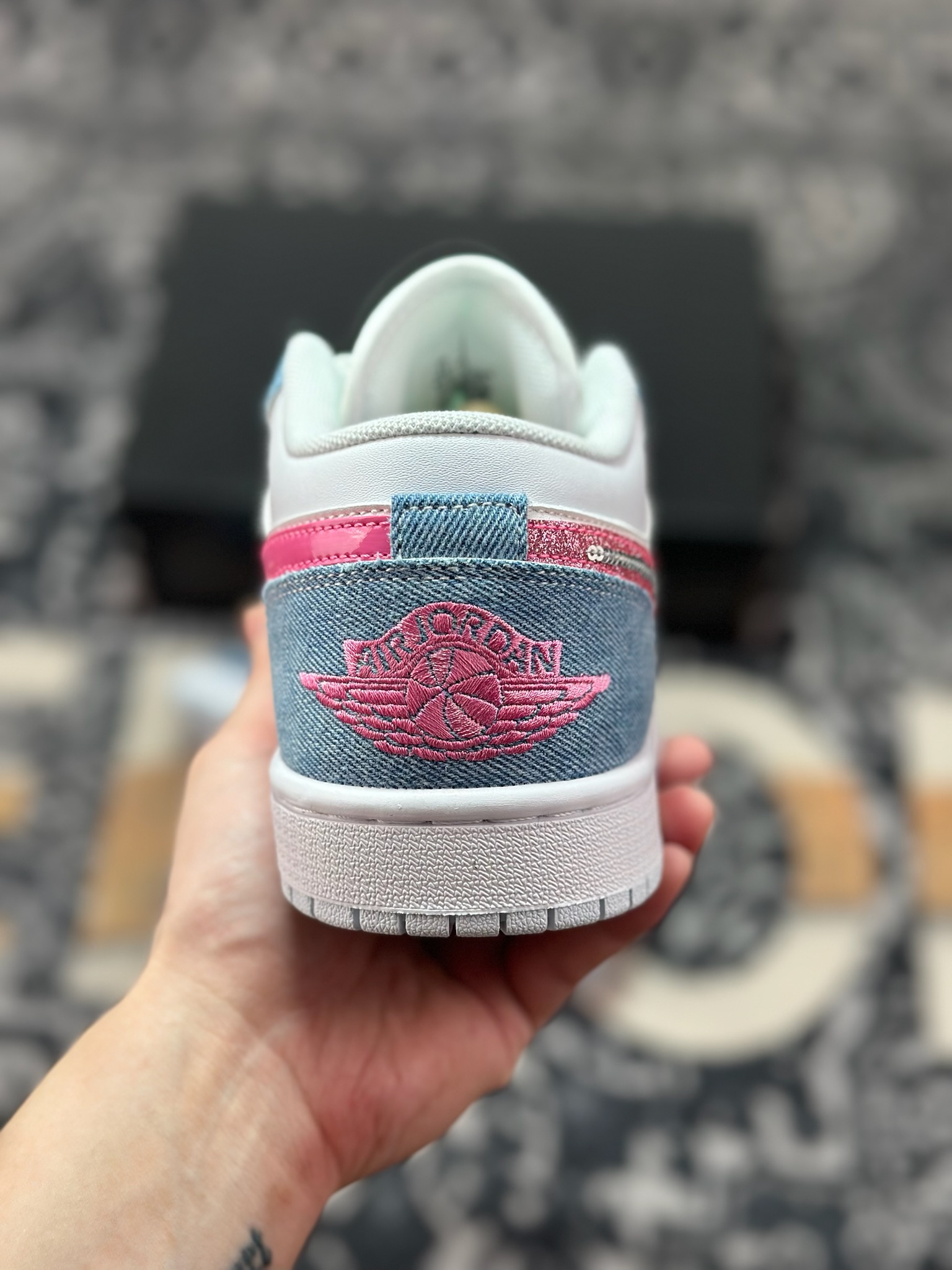 A620  元宵Air Jordan 1 Low 牛仔蓝粉钻钩  HQ2001-400-Chinese  UA Cheap High Quatity Brand  Clothes Bags handbags Sneakers wholesale wholesaler seller from China Factory suppliers Fashion Clothing  Shoes best Quality Beautiful Price  A620  元宵Air Jordan 1 Low 牛仔蓝粉钻钩  HQ2001-400
