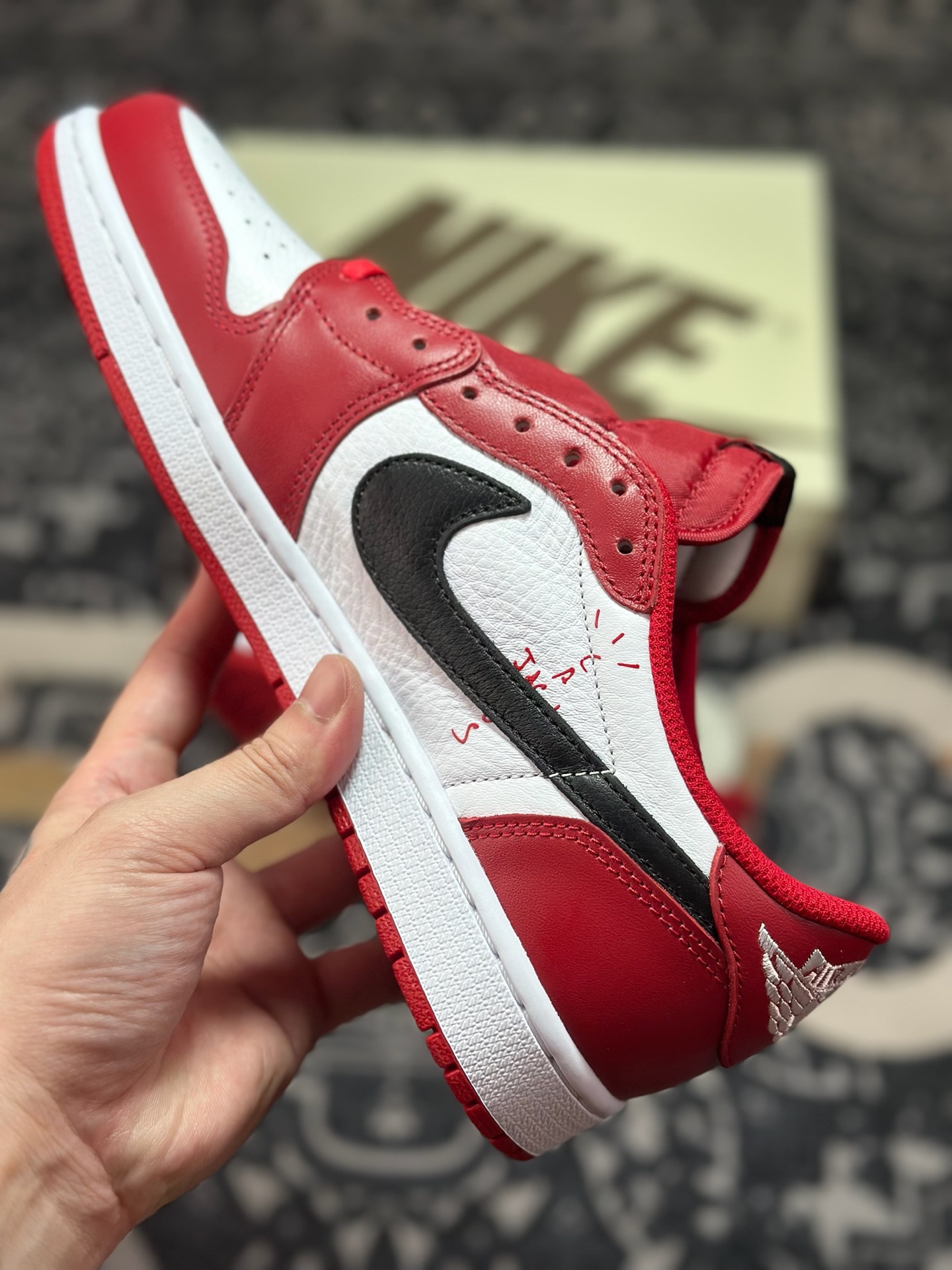 C400 优选 外贸专供 Travis Scott x Jordan Air Jordan 1 倒钩 红白黑 DM7866-101-Chinese UA Cheap High Quatity Brand Clothes Bags handbags Sneakers wholesale wholesaler seller from China Factory suppliers Fashion Clothing Shoes best Quality Beautiful Price C400 优选 外贸专供 Travis Scott x Jordan Air Jordan 1 倒钩 红白黑 DM7866-101