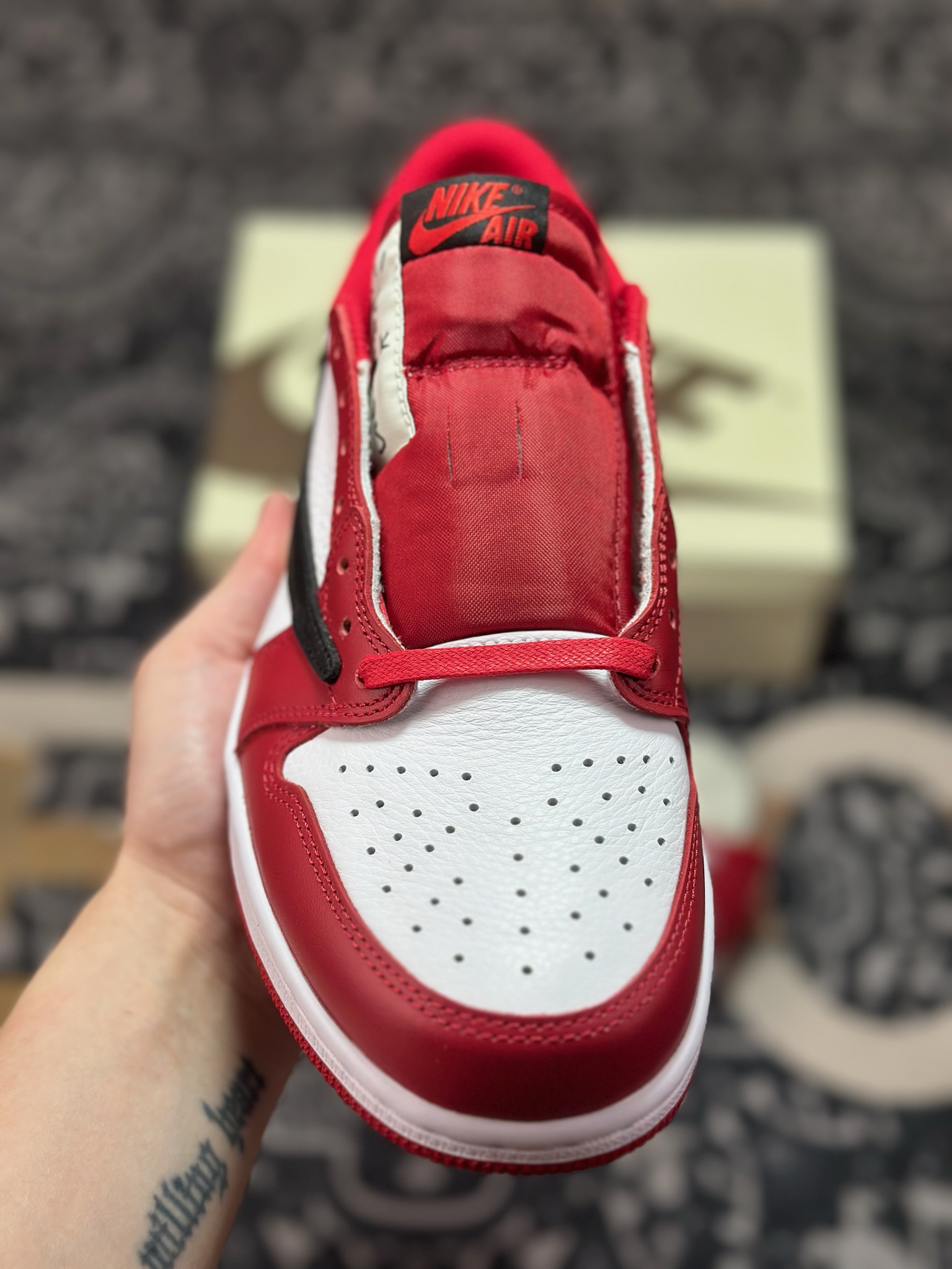 C400 优选 外贸专供 Travis Scott x Jordan Air Jordan 1 倒钩 红白黑 DM7866-101-Chinese UA Cheap High Quatity Brand Clothes Bags handbags Sneakers wholesale wholesaler seller from China Factory suppliers Fashion Clothing Shoes best Quality Beautiful Price C400 优选 外贸专供 Travis Scott x Jordan Air Jordan 1 倒钩 红白黑 DM7866-101