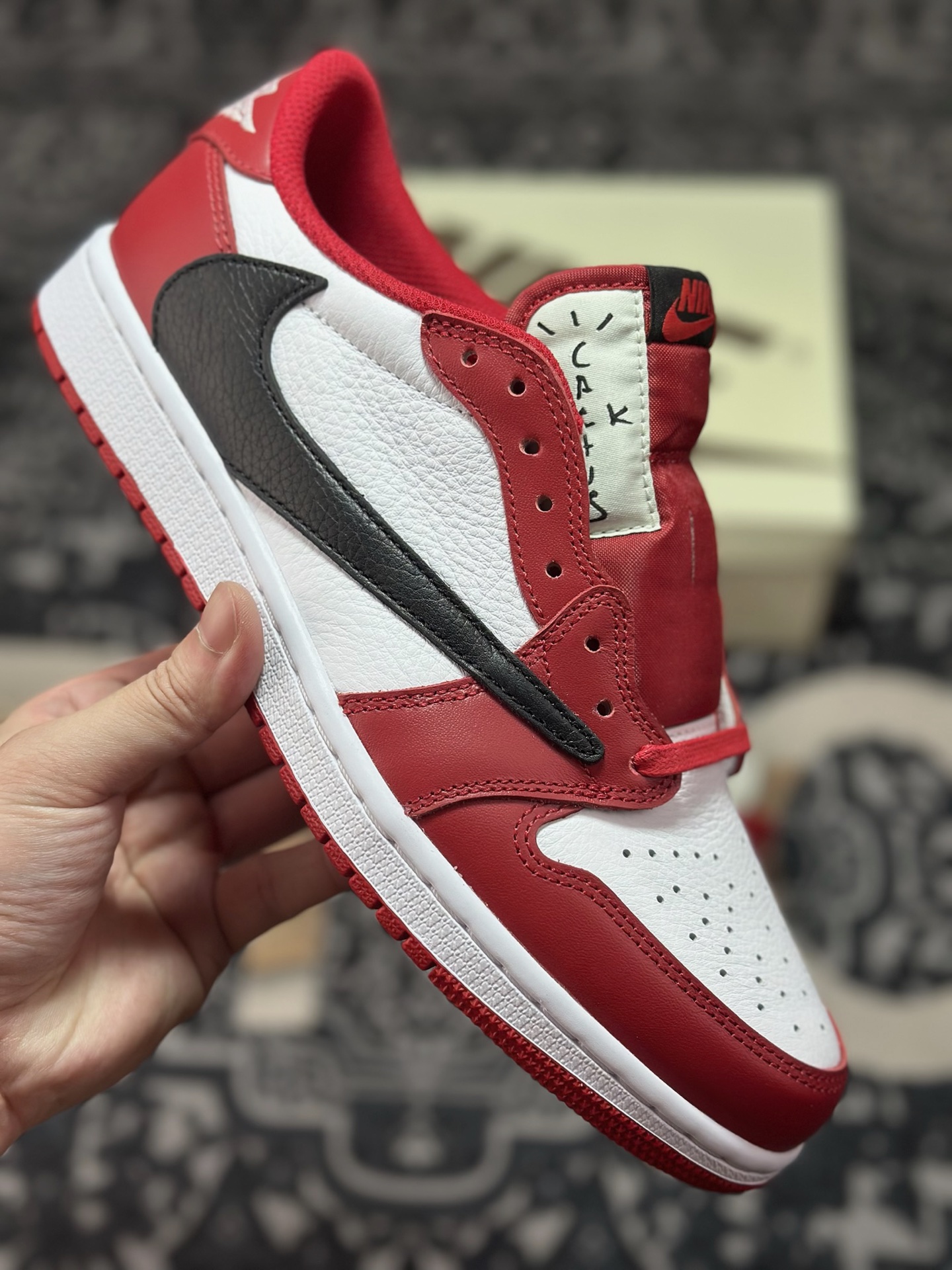 C400 优选 外贸专供 Travis Scott x Jordan Air Jordan 1 倒钩 红白黑 DM7866-101-Chinese UA Cheap High Quatity Brand Clothes Bags handbags Sneakers wholesale wholesaler seller from China Factory suppliers Fashion Clothing Shoes best Quality Beautiful Price C400 优选 外贸专供 Travis Scott x Jordan Air Jordan 1 倒钩 红白黑 DM7866-101