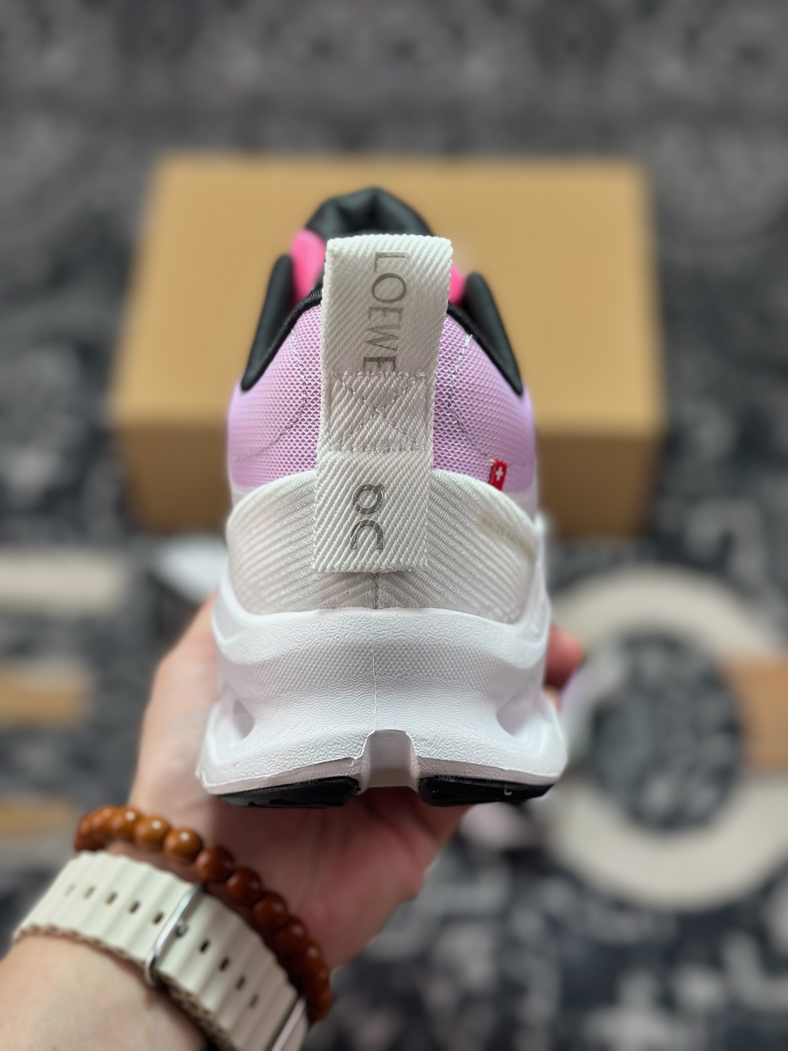 原装级别 Loewe x ON 罗意威联名昂跑 Cloudtilt 系列