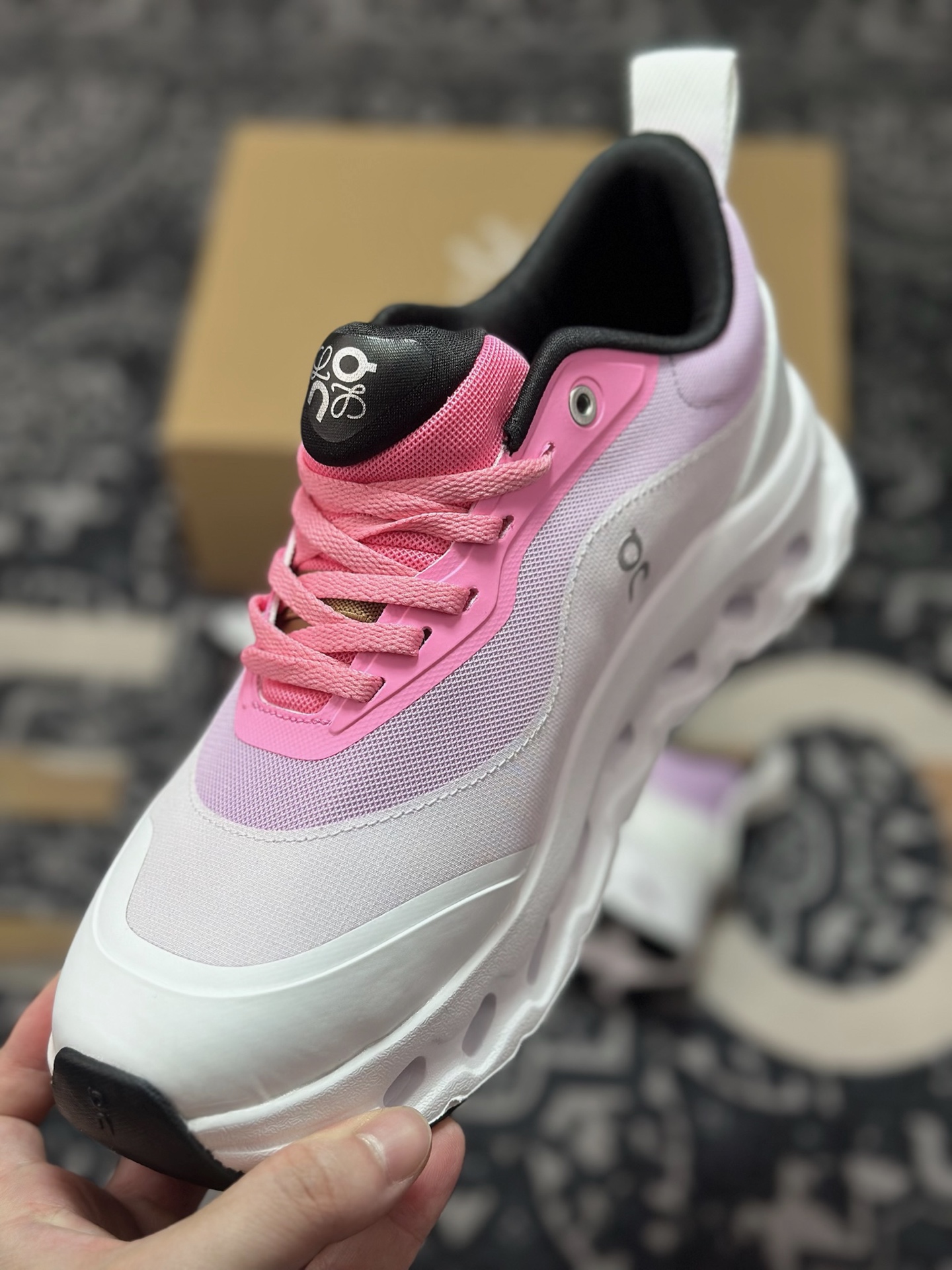 原装级别 Loewe x ON 罗意威联名昂跑 Cloudtilt 系列