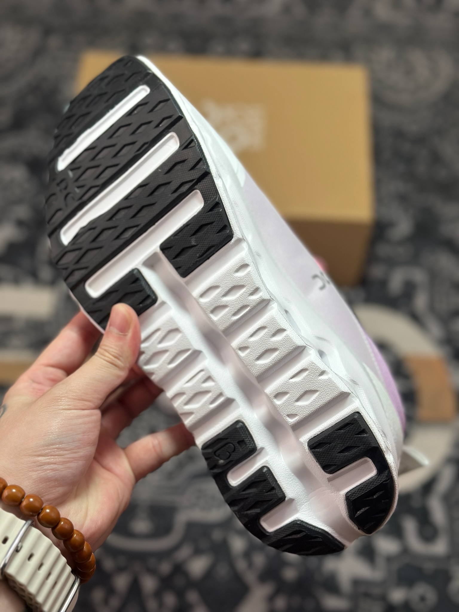 原装级别 Loewe x ON 罗意威联名昂跑 Cloudtilt 系列