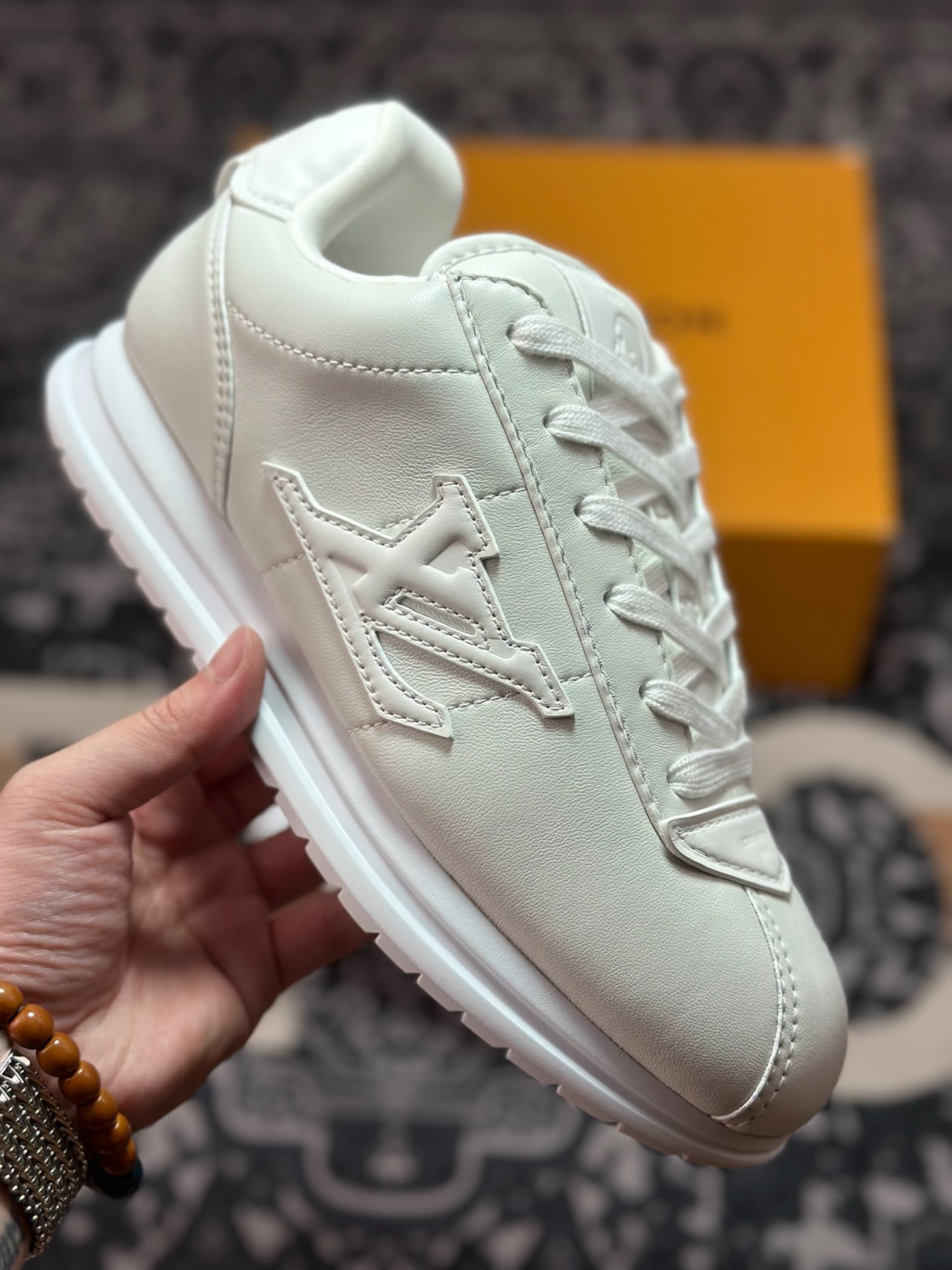 D8550 Louis Vuitton Buttersoft Sneaker Low 极其柔软系列低帮复古面包百搭休闲运动文化篮球板鞋“皮革全白”1AIKDH-Chinese UA Cheap High Quatity Brand Clothes Bags handbags Sneakers wholesale wholesaler seller from China Factory suppliers Fashion Clothing Shoes best Quality Beautiful Price D8550 Louis Vuitton Buttersoft Sneaker Low 极其柔软系列低帮复古面包百搭休闲运动文化篮球板鞋“皮革全白”1AIKDH