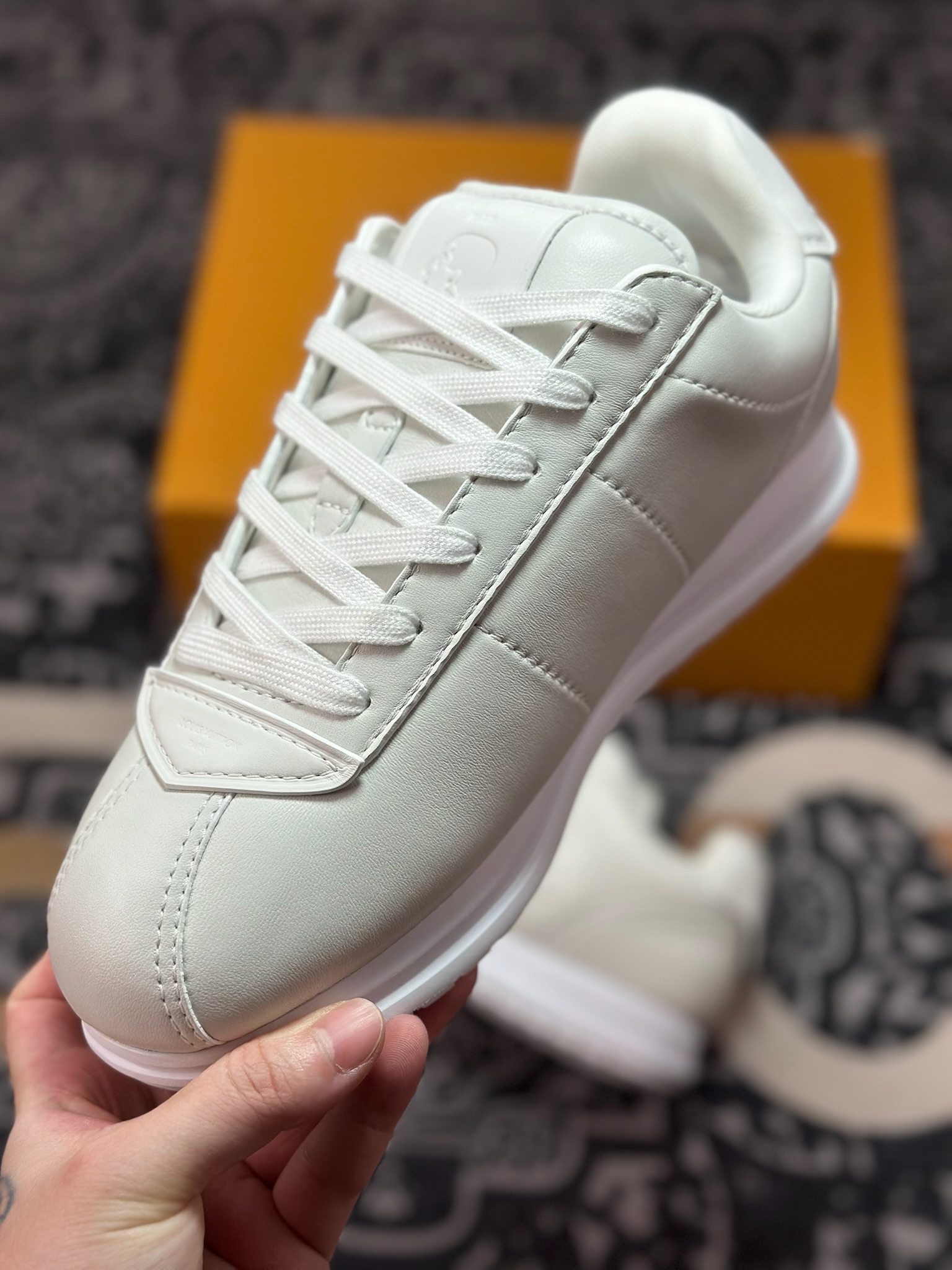 D8550 Louis Vuitton Buttersoft Sneaker Low 极其柔软系列低帮复古面包百搭休闲运动文化篮球板鞋“皮革全白”1AIKDH-Chinese UA Cheap High Quatity Brand Clothes Bags handbags Sneakers wholesale wholesaler seller from China Factory suppliers Fashion Clothing Shoes best Quality Beautiful Price D8550 Louis Vuitton Buttersoft Sneaker Low 极其柔软系列低帮复古面包百搭休闲运动文化篮球板鞋“皮革全白”1AIKDH