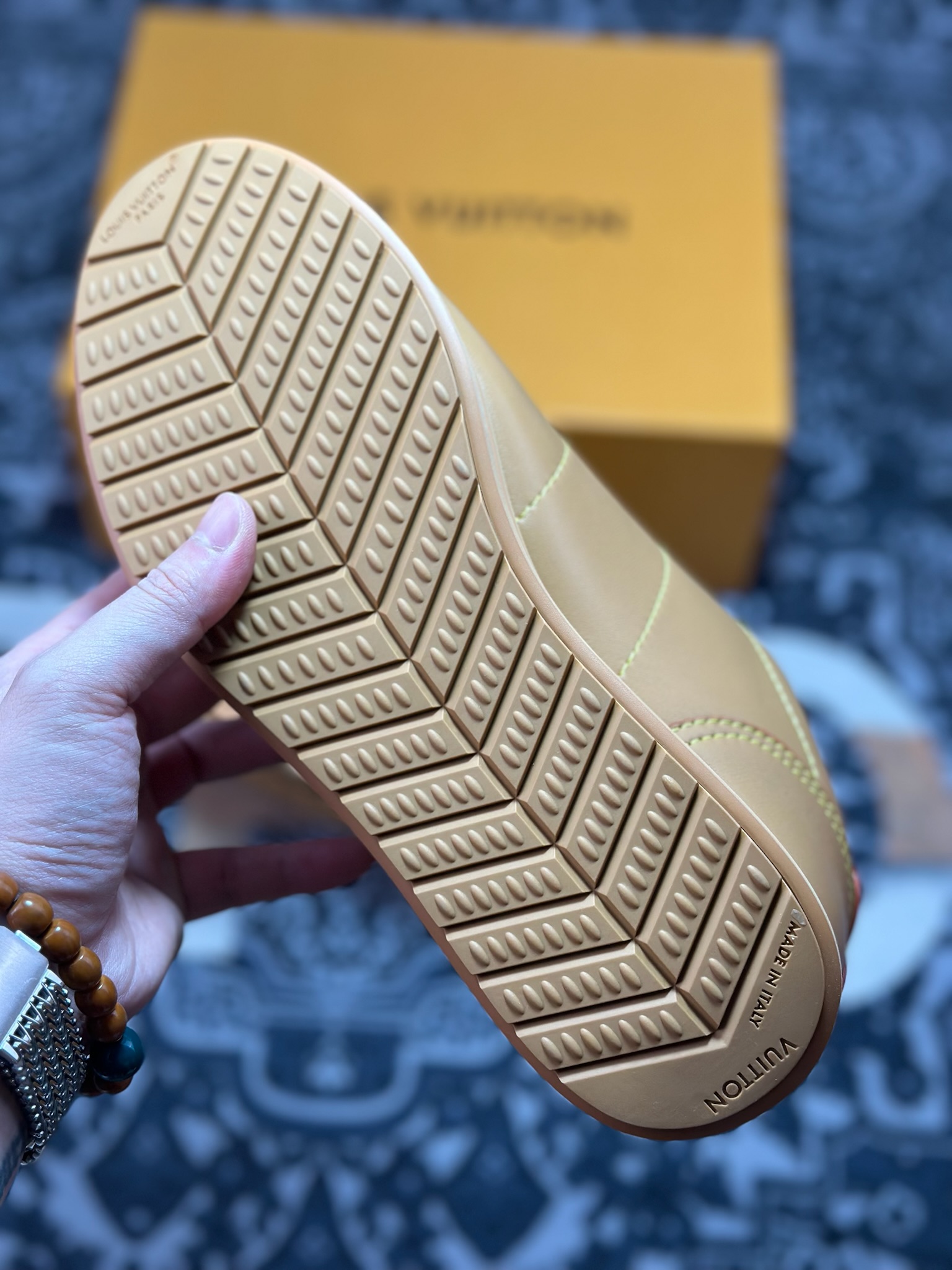 D8550 Louis Vuitton Buttersoft Sneaker Low 极其柔软系列低帮复古面包百搭休闲运动文化篮球板鞋“皮革黄土棕”1AIKE1-Chinese UA Cheap High Quatity Brand Clothes Bags handbags Sneakers wholesale wholesaler seller from China Factory suppliers Fashion Clothing Shoes best Quality Beautiful Price D8550 Louis Vuitton Buttersoft Sneaker Low 极其柔软系列低帮复古面包百搭休闲运动文化篮球板鞋“皮革黄土棕”1AIKE1