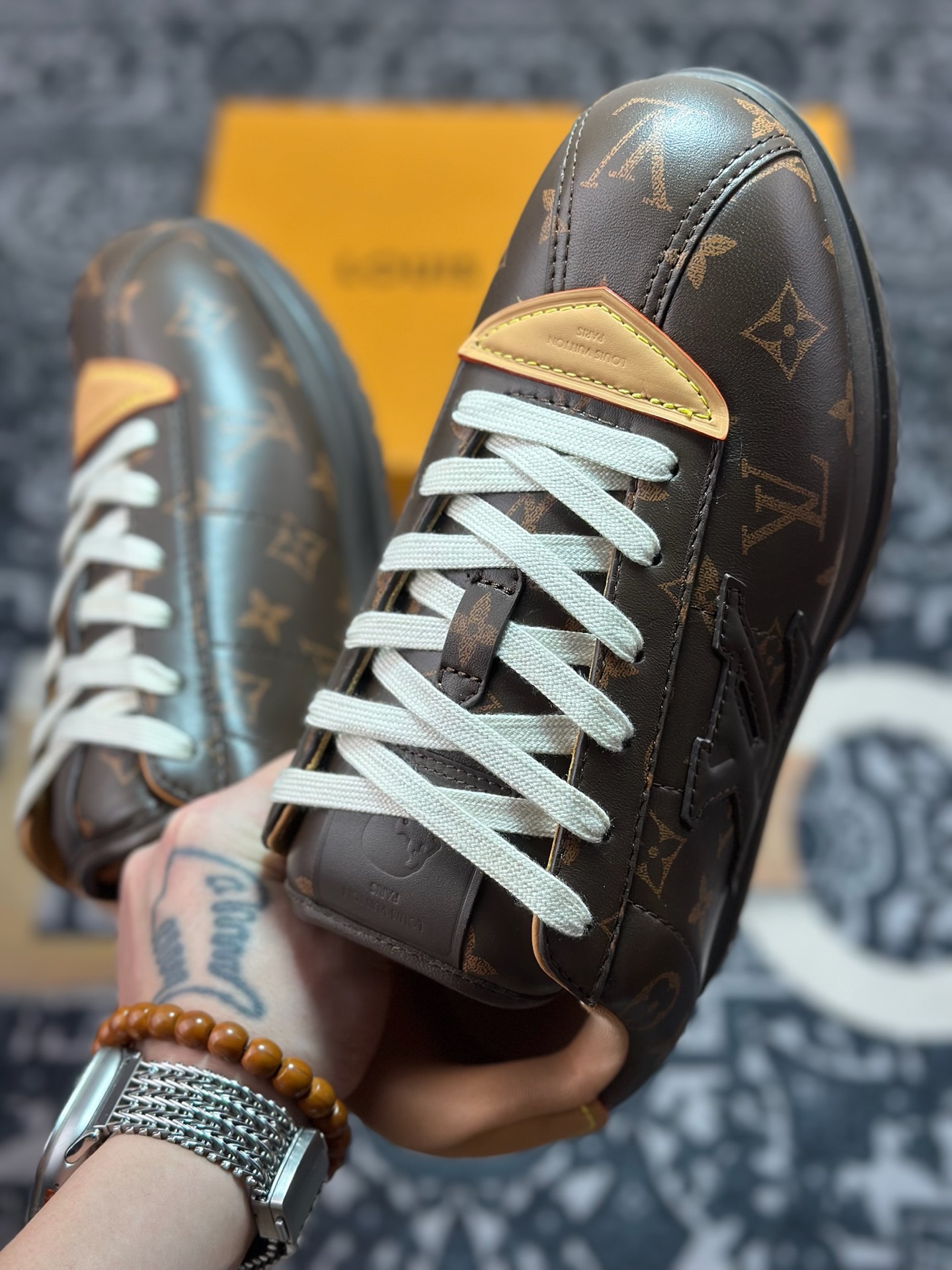 D8550 Louis Vuitton Buttersoft Sneaker Low 极其柔软系列低帮复古面包百搭休闲运动文化篮球板鞋“皮革暗棕黄”1AIKVB-Chinese UA Cheap High Quatity Brand Clothes Bags handbags Sneakers wholesale wholesaler seller from China Factory suppliers Fashion Clothing Shoes best Quality Beautiful Price D8550 Louis Vuitton Buttersoft Sneaker Low 极其柔软系列低帮复古面包百搭休闲运动文化篮球板鞋“皮革暗棕黄”1AIKVB