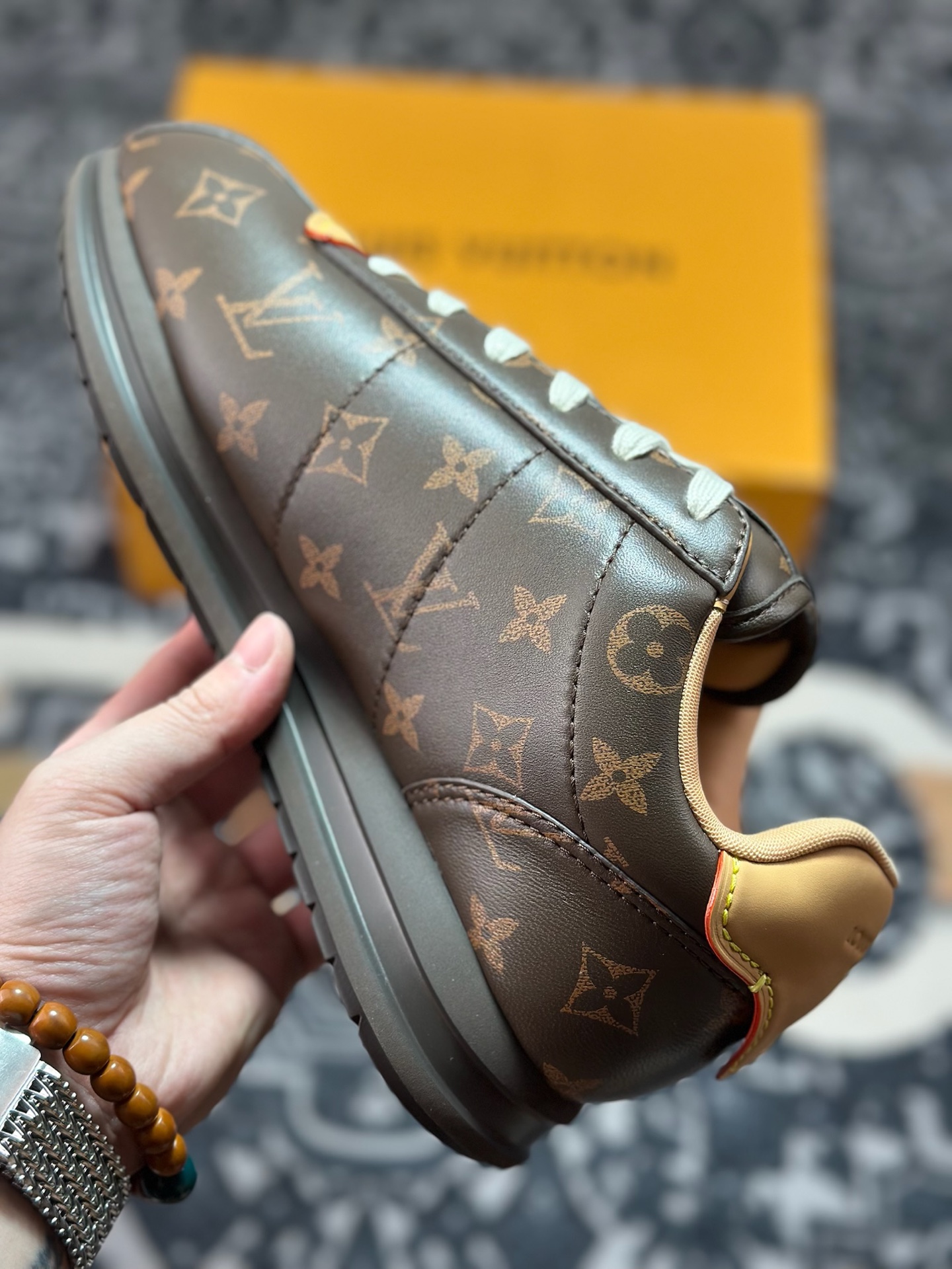 D8550 Louis Vuitton Buttersoft Sneaker Low 极其柔软系列低帮复古面包百搭休闲运动文化篮球板鞋“皮革暗棕黄”1AIKVB-Chinese UA Cheap High Quatity Brand Clothes Bags handbags Sneakers wholesale wholesaler seller from China Factory suppliers Fashion Clothing Shoes best Quality Beautiful Price D8550 Louis Vuitton Buttersoft Sneaker Low 极其柔软系列低帮复古面包百搭休闲运动文化篮球板鞋“皮革暗棕黄”1AIKVB