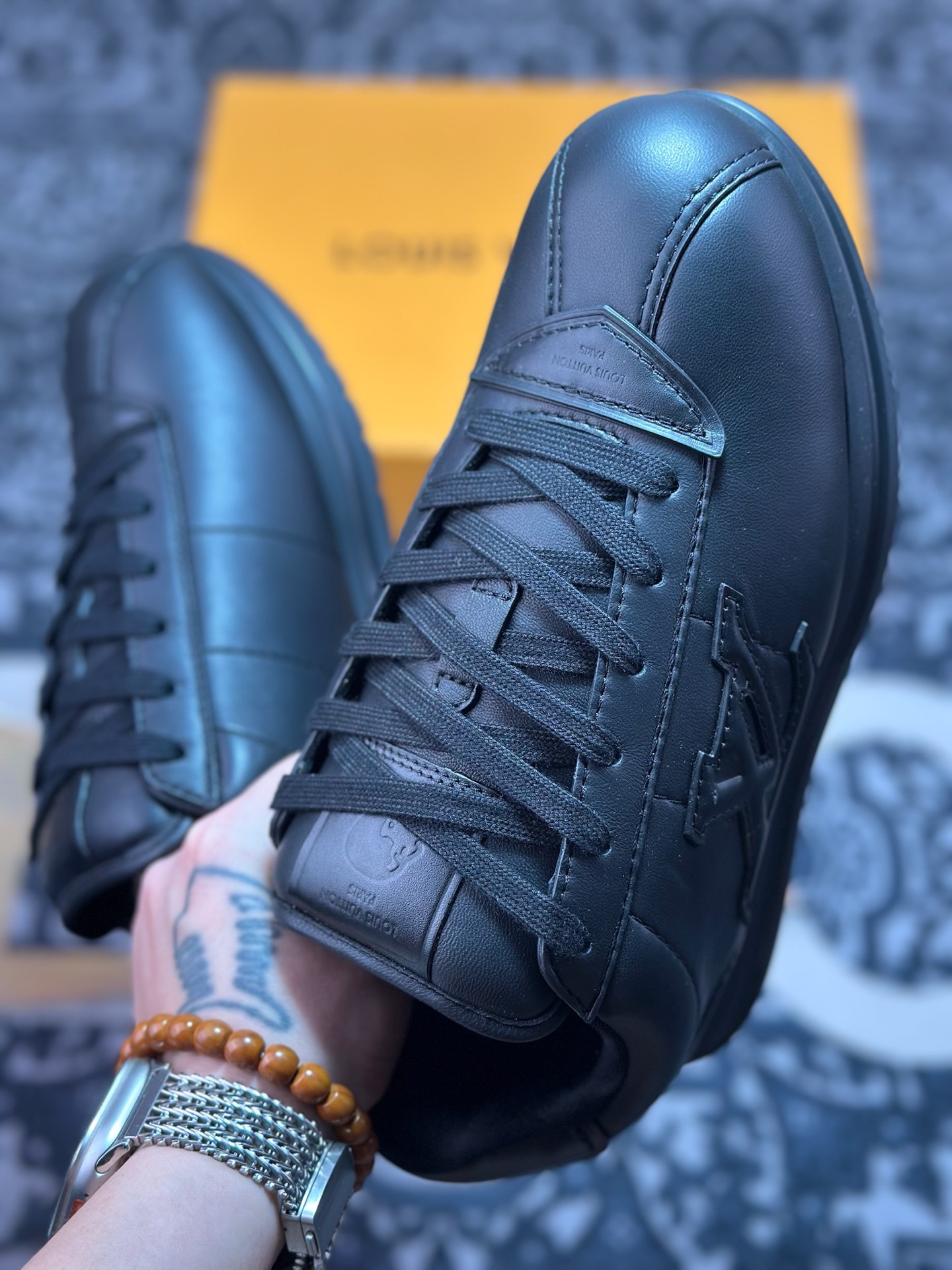 D8550 Louis Vuitton Buttersoft Sneaker Low 极其柔软系列低帮复古面包百搭休闲运动文化篮球板鞋“皮革全黑”1AIKVB-Chinese UA Cheap High Quatity Brand Clothes Bags handbags Sneakers wholesale wholesaler seller from China Factory suppliers Fashion Clothing Shoes best Quality Beautiful Price D8550 Louis Vuitton Buttersoft Sneaker Low 极其柔软系列低帮复古面包百搭休闲运动文化篮球板鞋“皮革全黑”1AIKVB