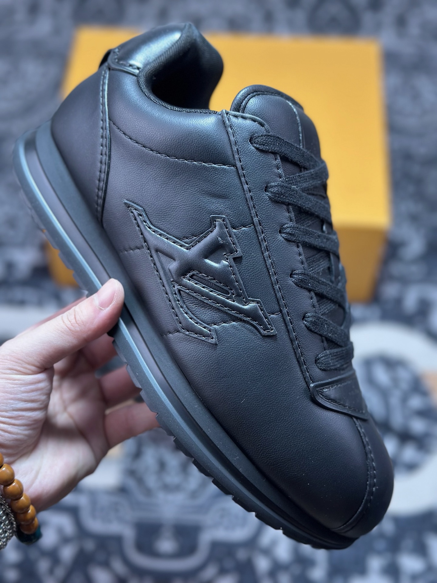 D8550 Louis Vuitton Buttersoft Sneaker Low 极其柔软系列低帮复古面包百搭休闲运动文化篮球板鞋“皮革全黑”1AIKVB-Chinese UA Cheap High Quatity Brand Clothes Bags handbags Sneakers wholesale wholesaler seller from China Factory suppliers Fashion Clothing Shoes best Quality Beautiful Price D8550 Louis Vuitton Buttersoft Sneaker Low 极其柔软系列低帮复古面包百搭休闲运动文化篮球板鞋“皮革全黑”1AIKVB