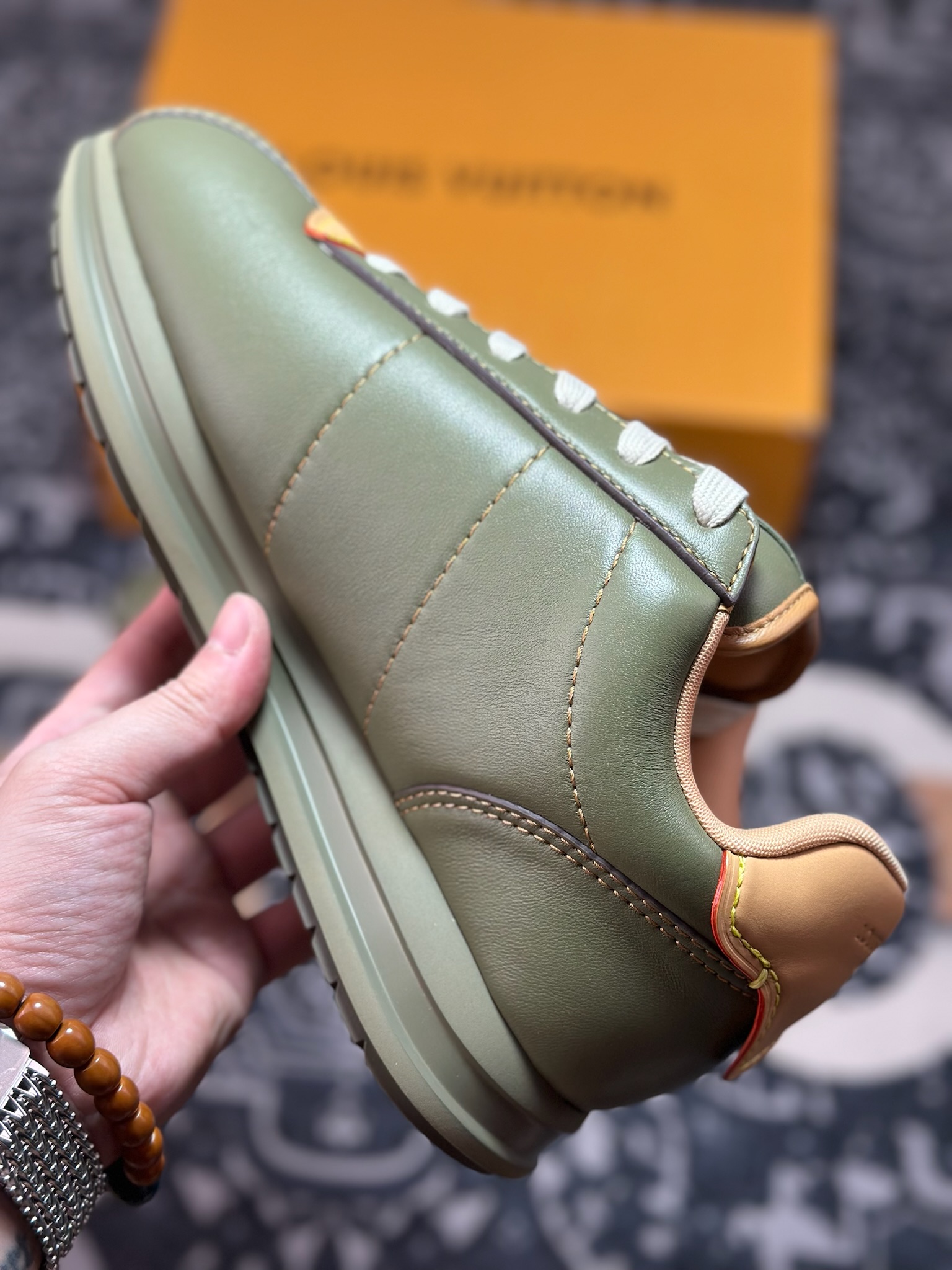 D8550 Louis Vuitton Buttersoft Sneaker Low 极其柔软系列低帮复古面包百搭休闲运动文化篮球板鞋“皮革绿红”1AIKVB