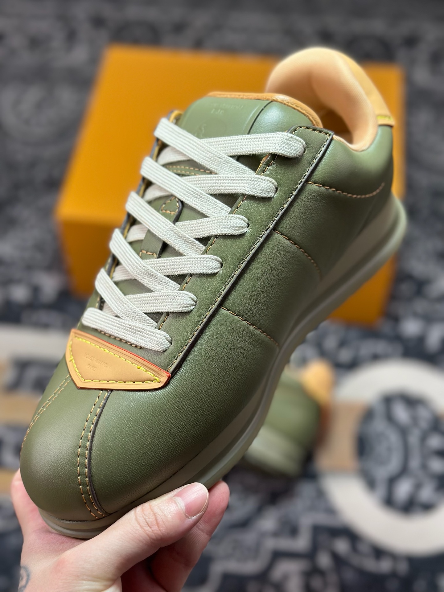 D8550 Louis Vuitton Buttersoft Sneaker Low 极其柔软系列低帮复古面包百搭休闲运动文化篮球板鞋“皮革绿红”1AIKVB