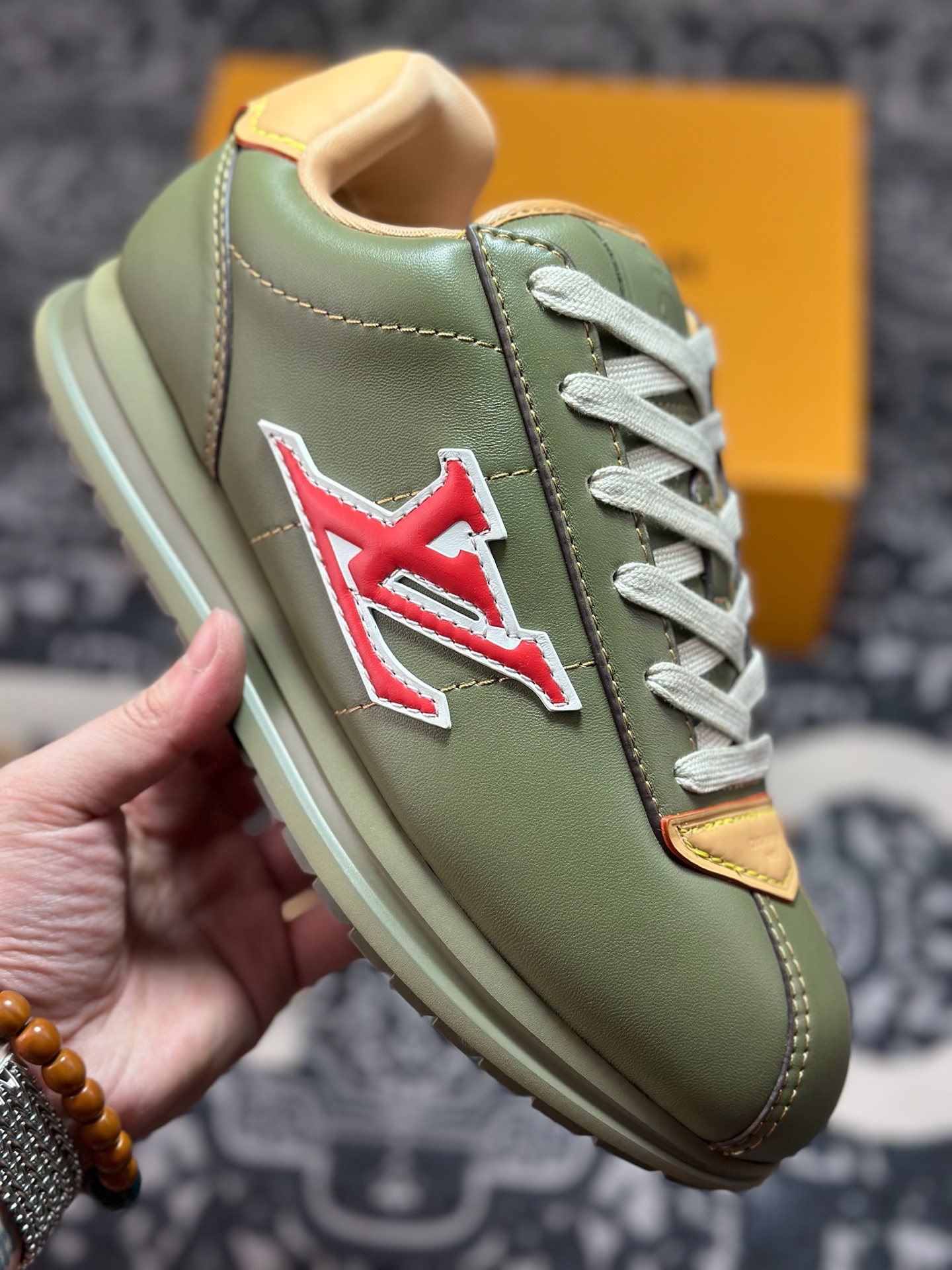 D8550 Louis Vuitton Buttersoft Sneaker Low 极其柔软系列低帮复古面包百搭休闲运动文化篮球板鞋“皮革绿红”1AIKVB