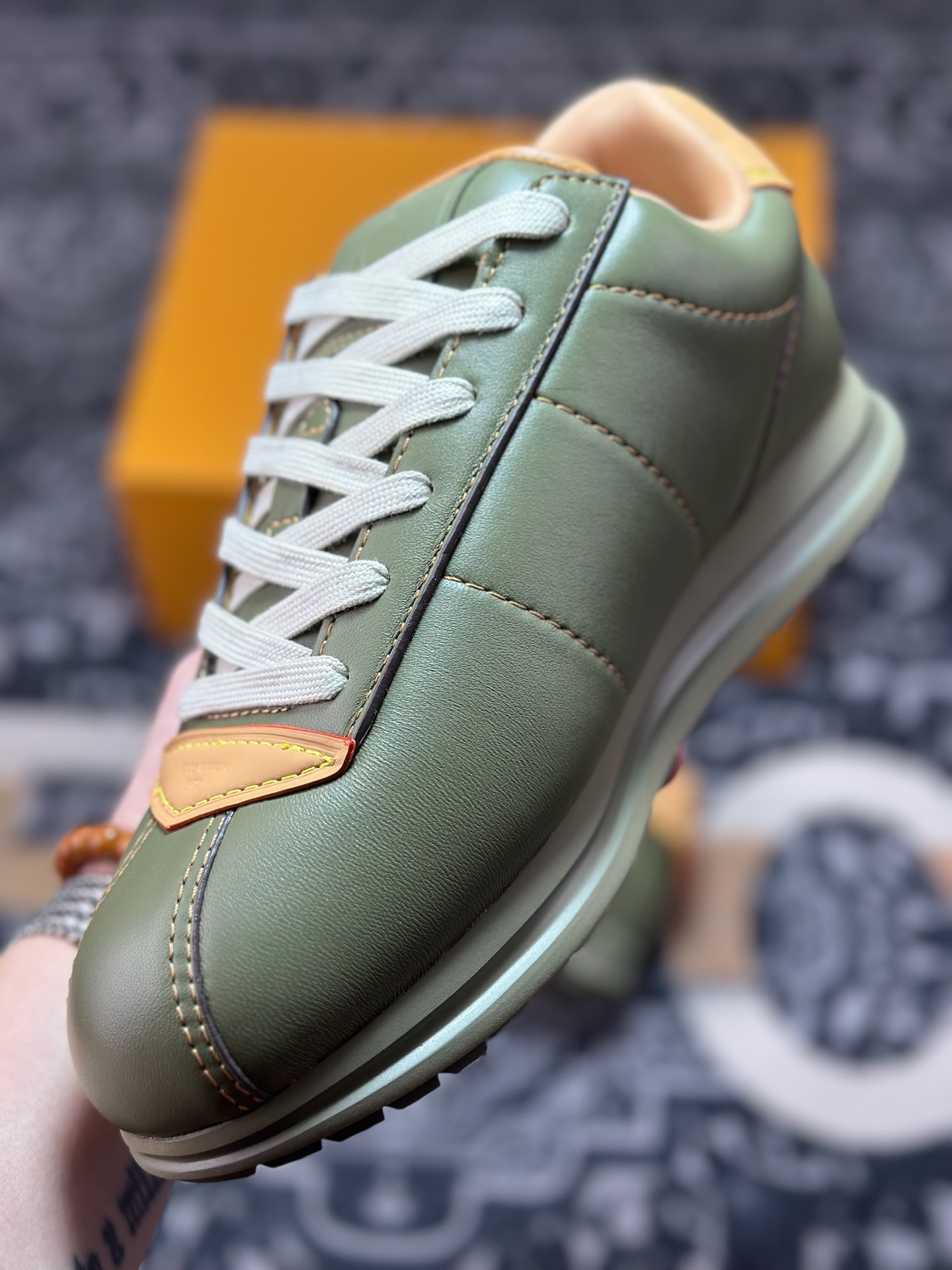 D8550 Louis Vuitton Buttersoft Sneaker Low 极其柔软系列低帮复古面包百搭休闲运动文化篮球板鞋“皮革绿红”1AIKVB