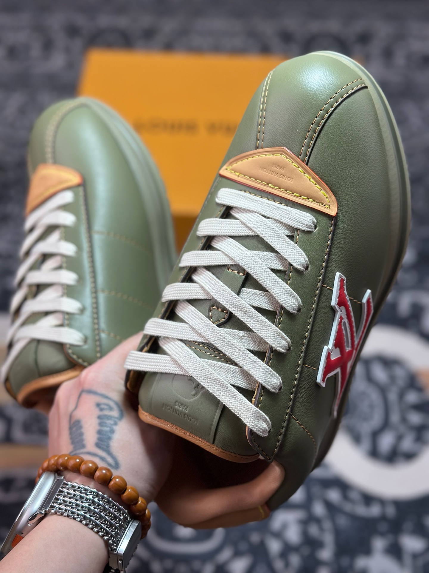 D8550 Louis Vuitton Buttersoft Sneaker Low 极其柔软系列低帮复古面包百搭休闲运动文化篮球板鞋“皮革绿红”1AIKVB